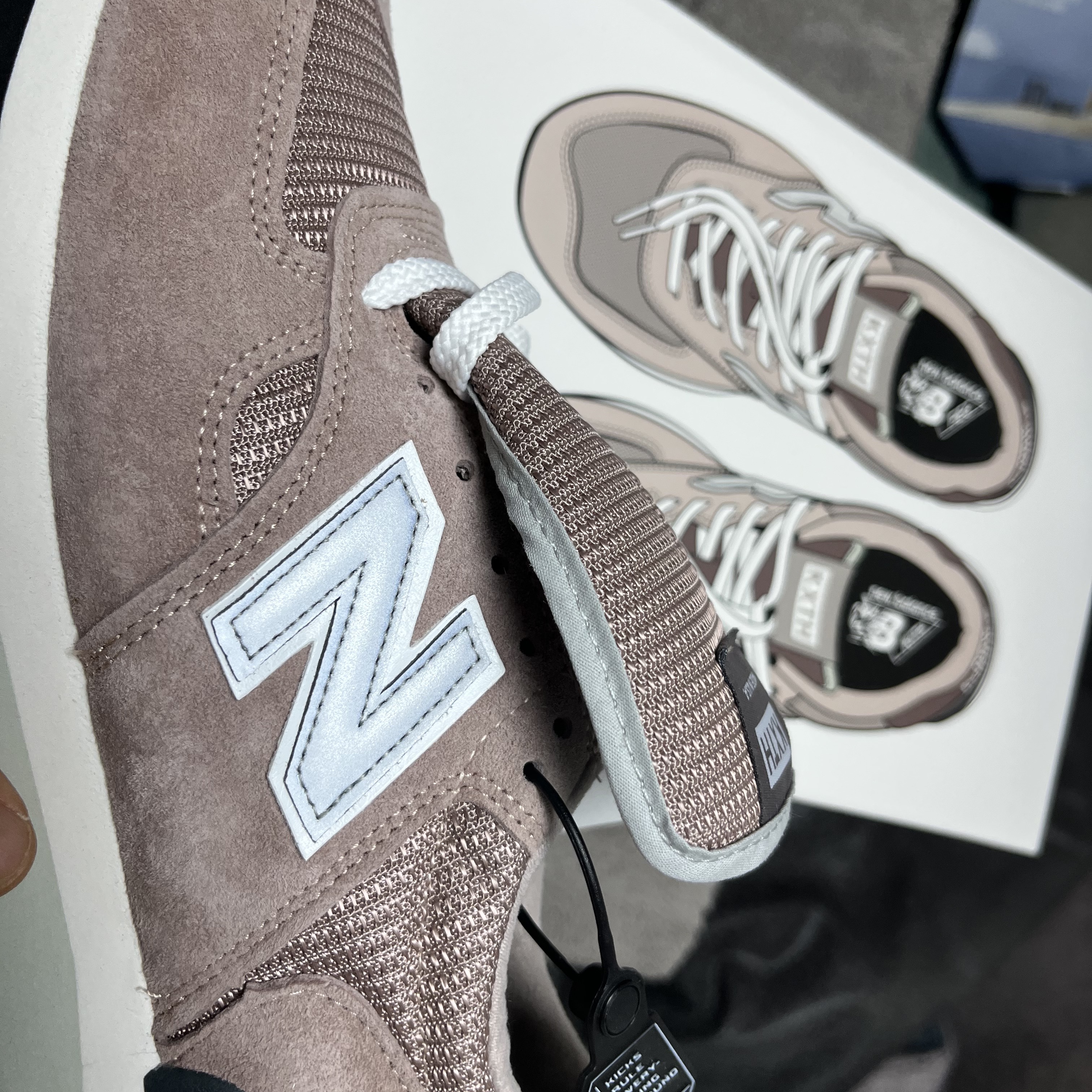 New Balance x Kith 990v1 Made in USA Dusty Rose 착용 스타일 - 2