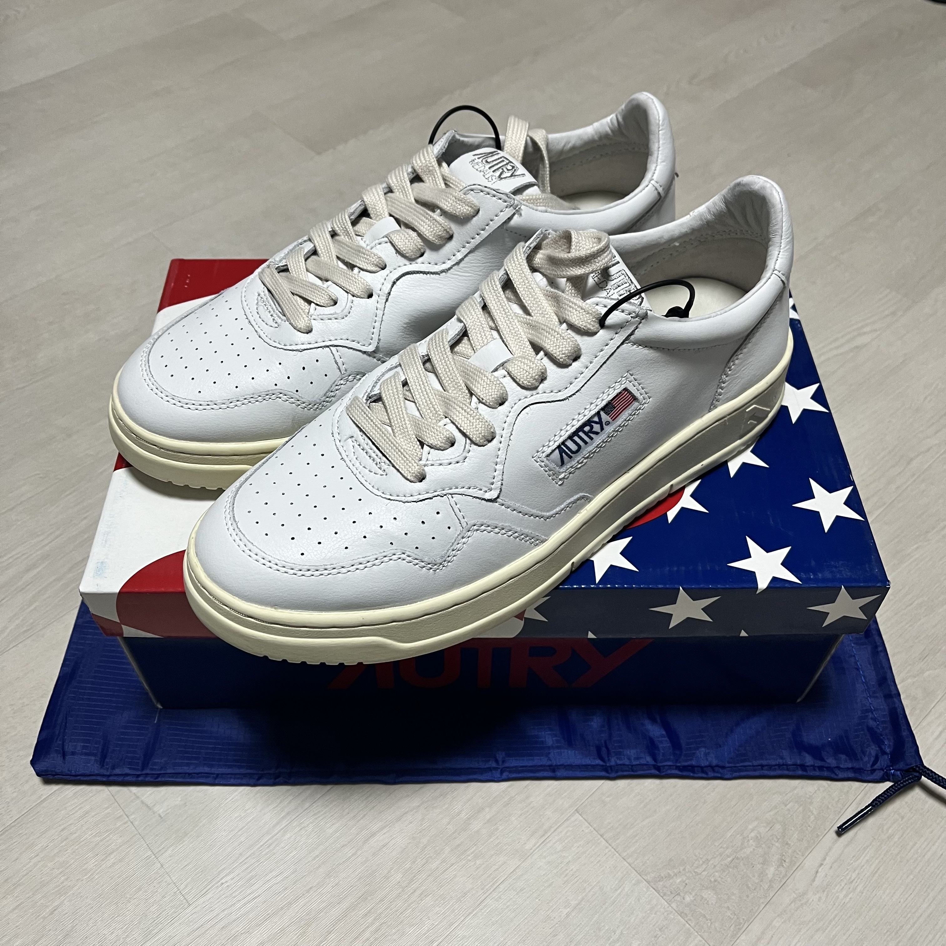 Autry Medalist Low Leather Sneakers White 착용 스타일