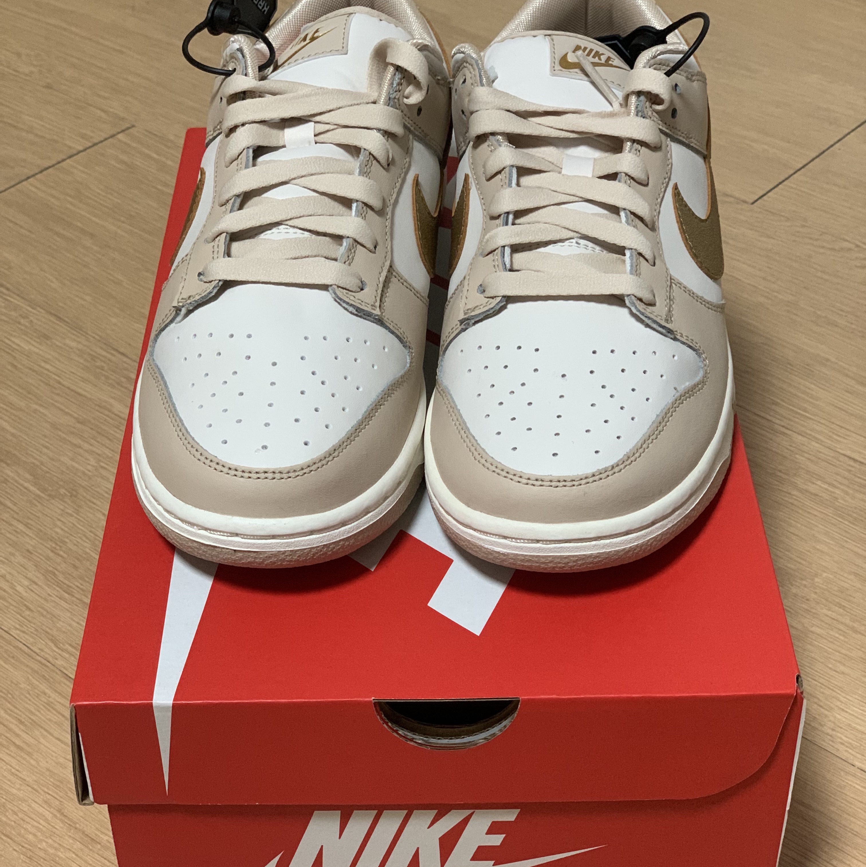 (W) Nike Dunk Low Sanddrift Metallic Gold, Jordan 1 Retro Low OG EX Black and Smoke Grey 착용 스타일 - 2
