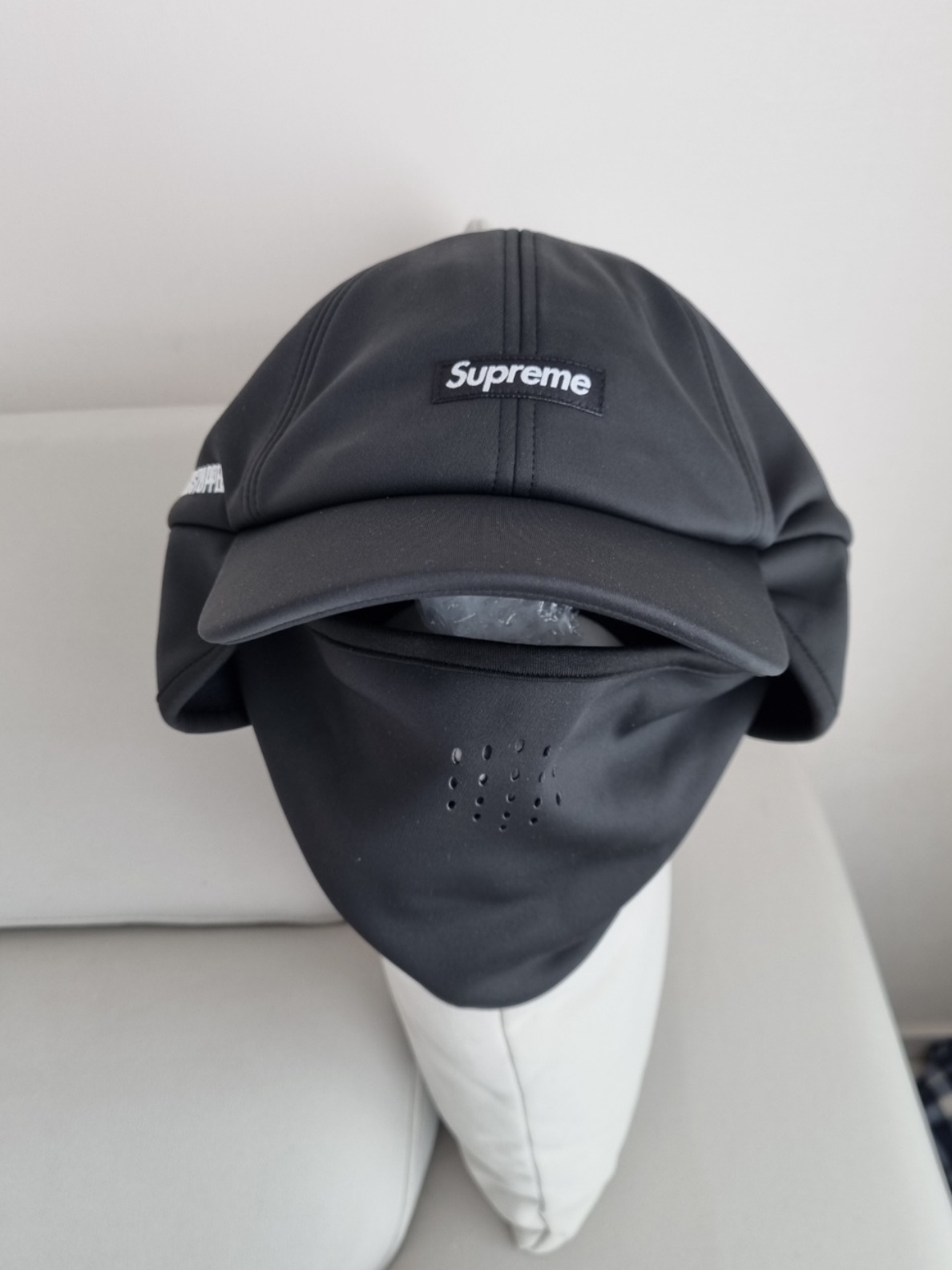Supreme Windstopper Facemask 6-Panel Black - 22FW 착용 스타일 - 2