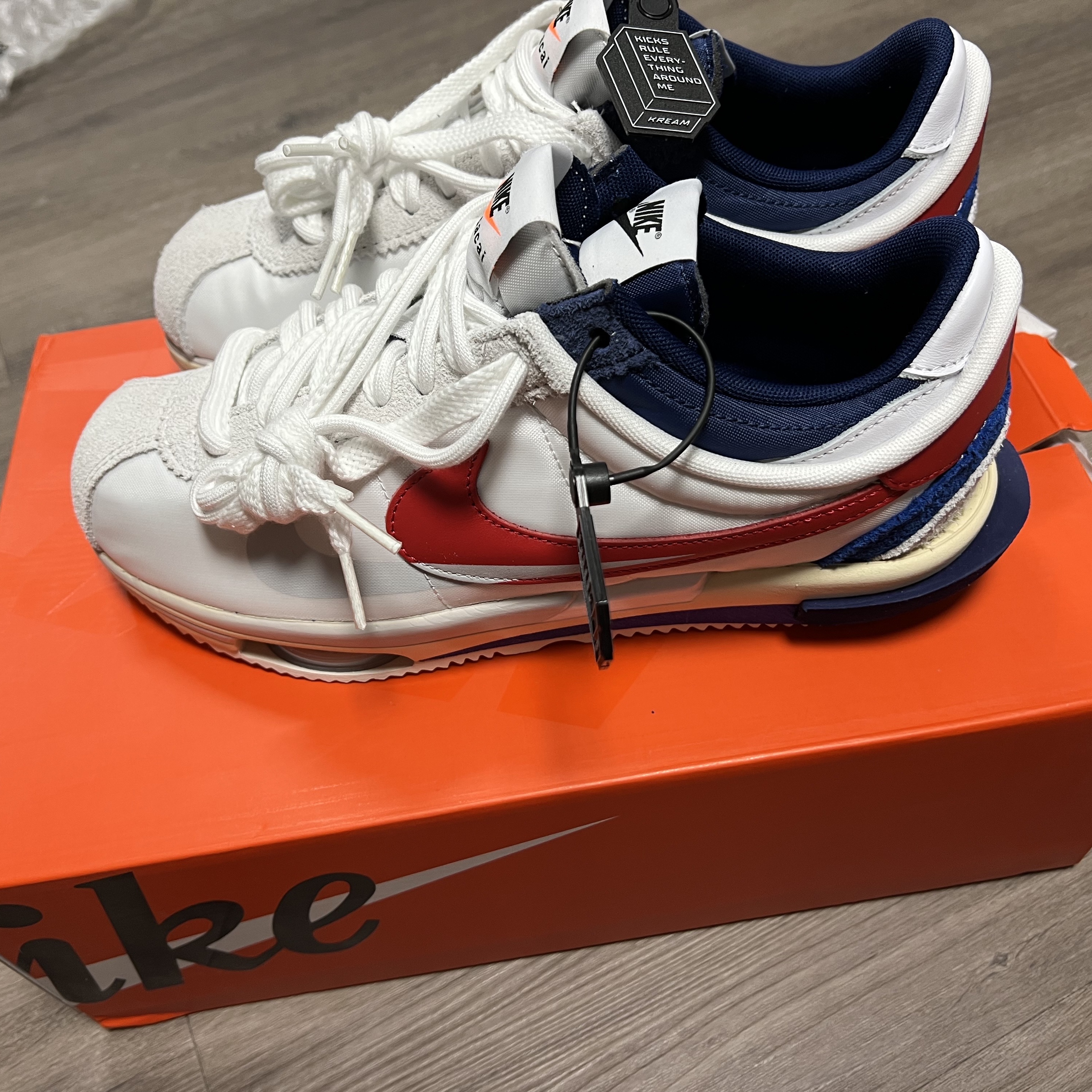 Nike x Sacai Zoom Cortez SP White and University Red 착용 스타일 - 2