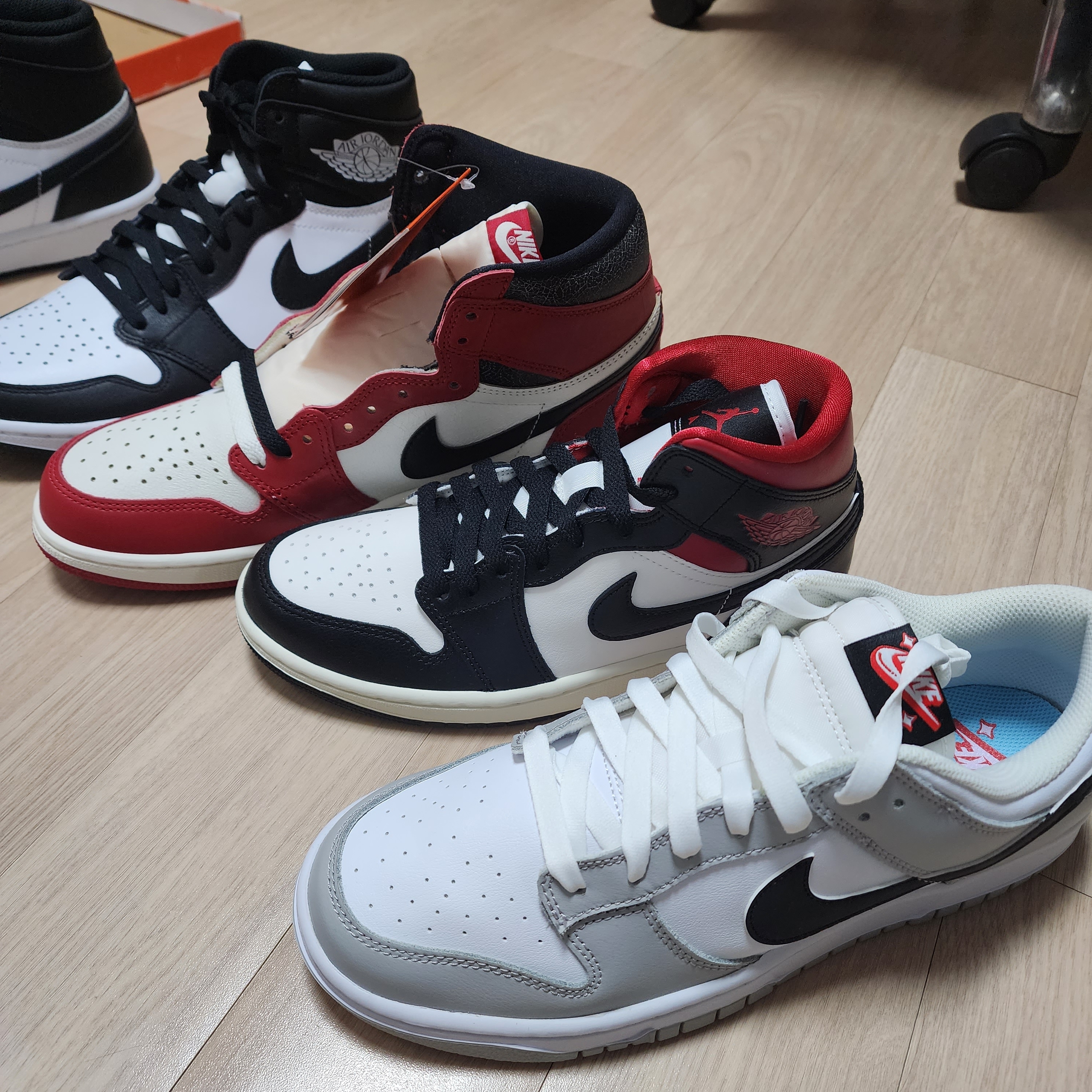 Nike Dunk Low Retro SE Jackpot Grey Fog, Jordan 1 High Golf White Black 착용 스타일
