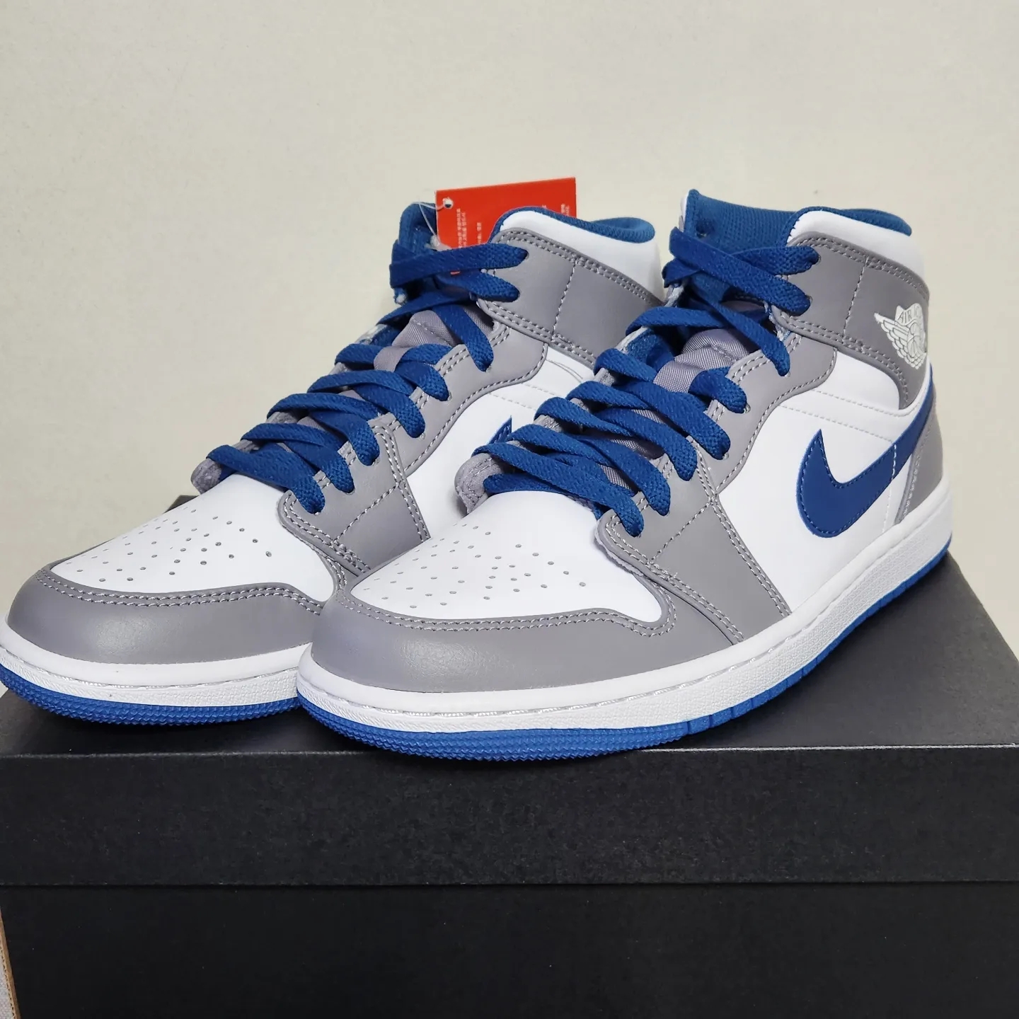 Jordan 1 Mid Cement Grey True Blue 착용 스타일 - 2