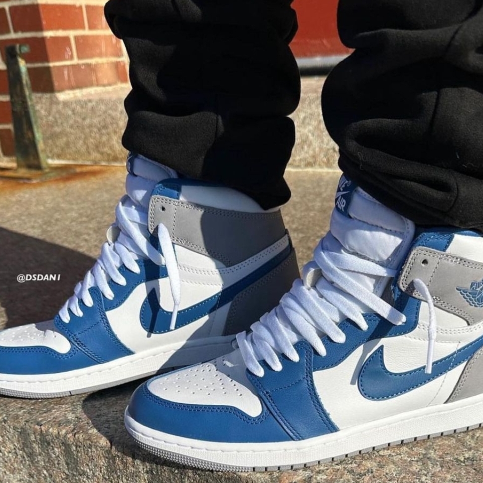 Jordan 1 Retro High OG True Blue 착용 스타일 - 5