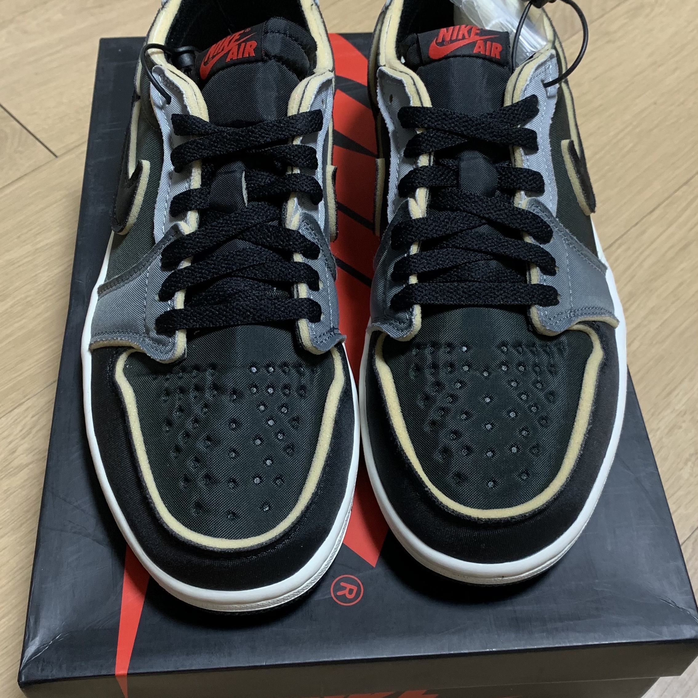 (W) Nike Dunk Low Sanddrift Metallic Gold, Jordan 1 Retro Low OG EX Black and Smoke Grey 착용 스타일 - 5