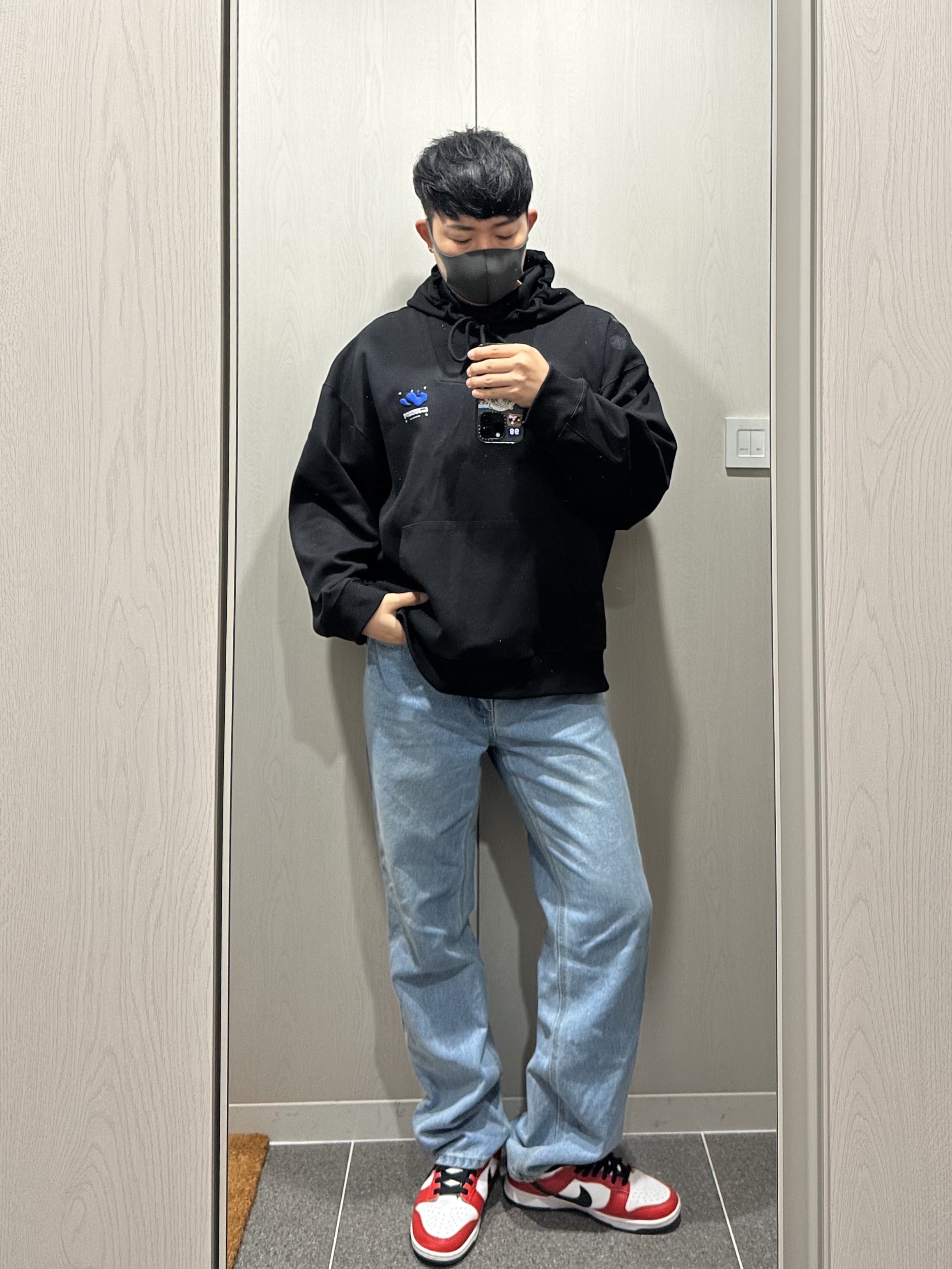 Zara x Ader Error Embroidery Hooded Sweatshirt Black 착용 스타일