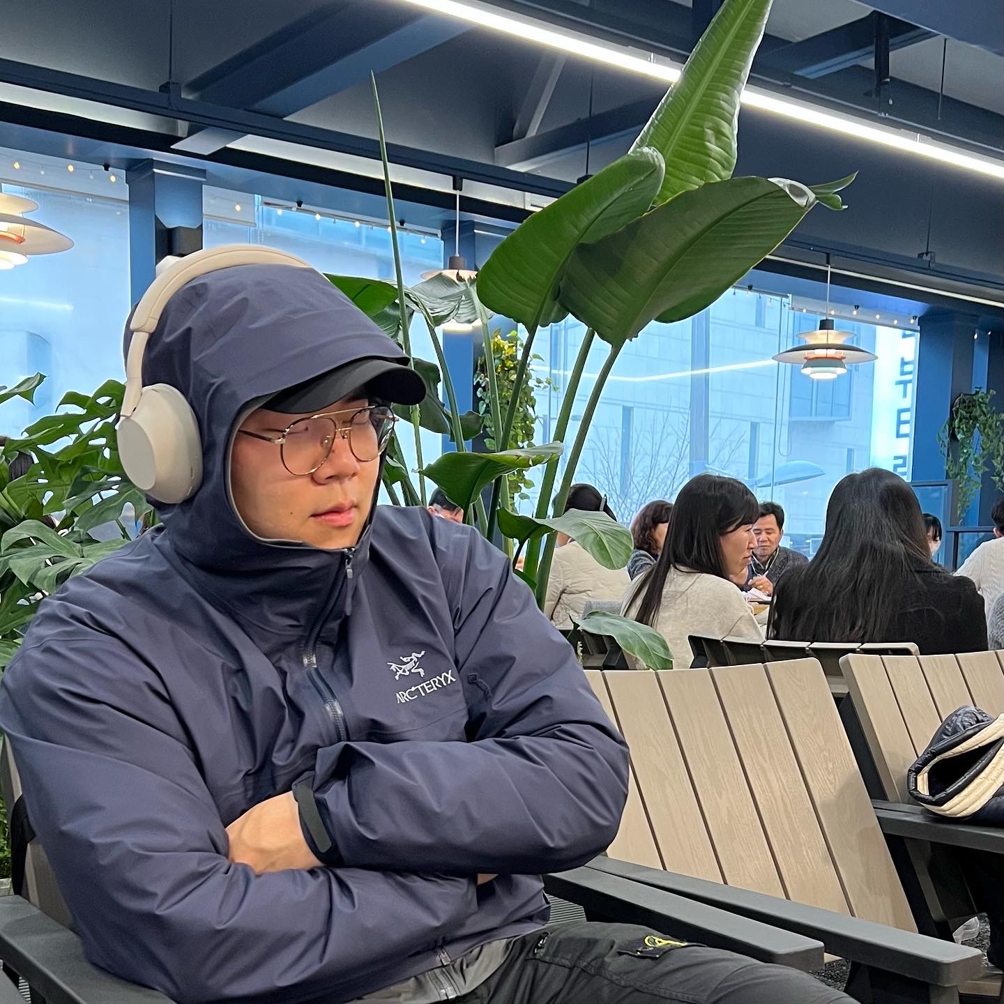 Sony WH-1000XM5 Silver (Korean Ver.), Arc'teryx Beta Jacket Black Sapphire 착용 스타일 - 2