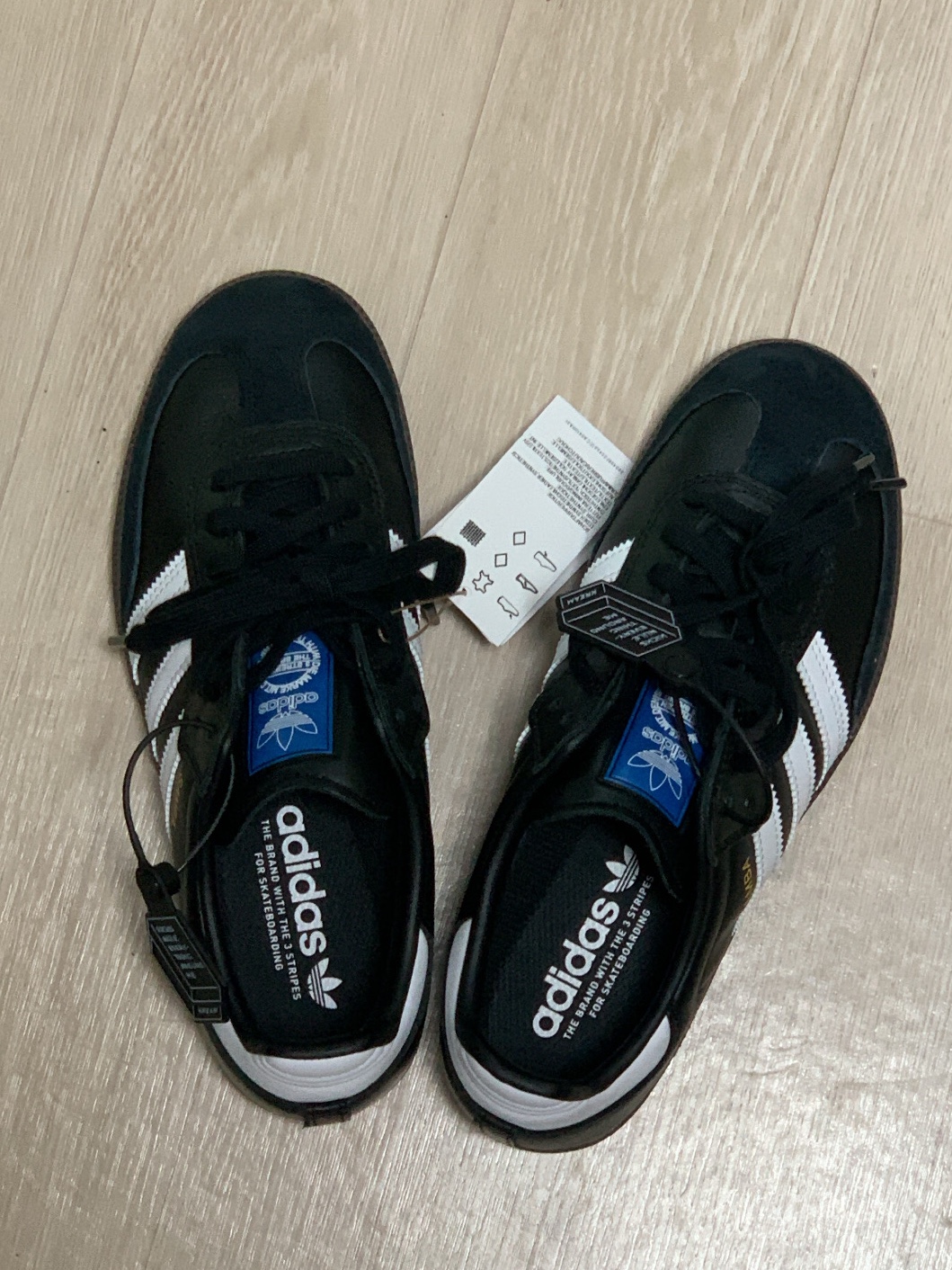 Adidas Samba ADV Black, COS Quilted Mini Bag Brown 착용 스타일 - 2