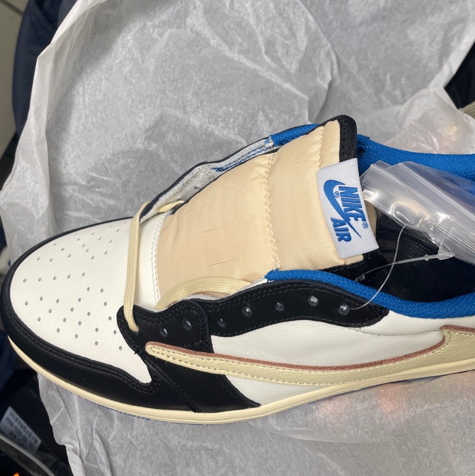 Jordan 1 x Travis Scott x Fragment Retro Low OG SP Military Blue 착용 스타일