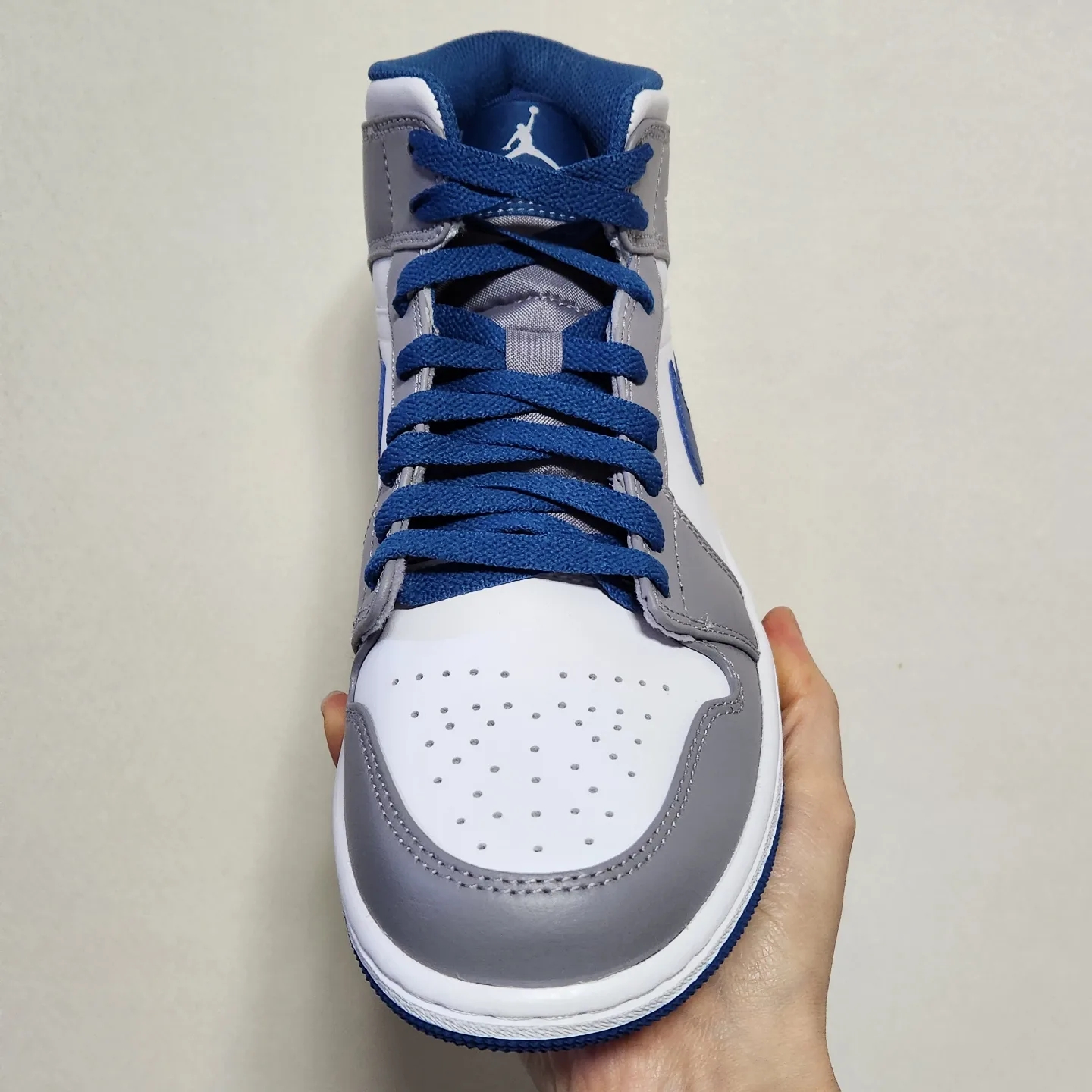 Jordan 1 Mid Cement Grey True Blue 착용 스타일 - 4