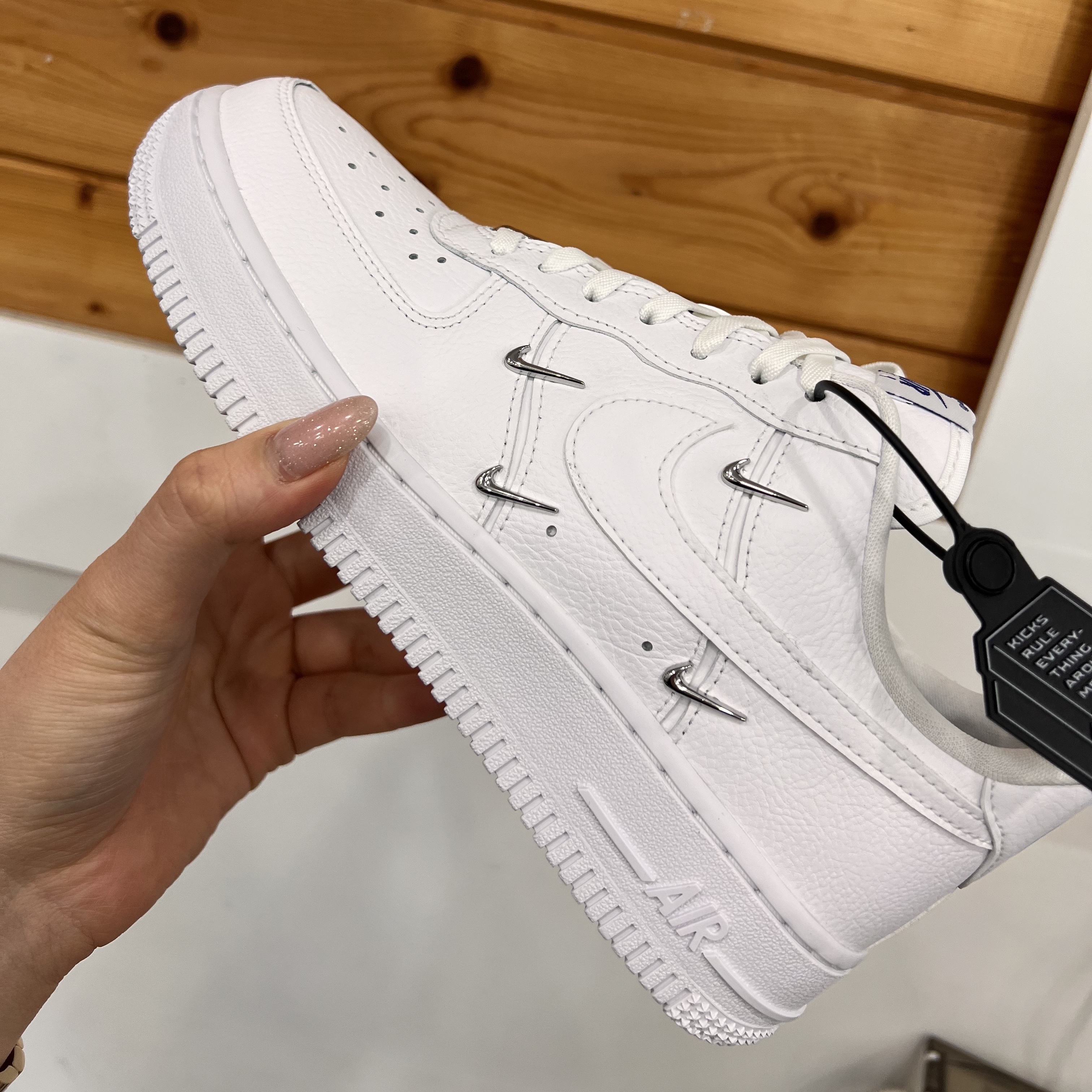 (W) Nike Air Force 1 Low '07 LX Chrome Luxe 착용 스타일 - 4