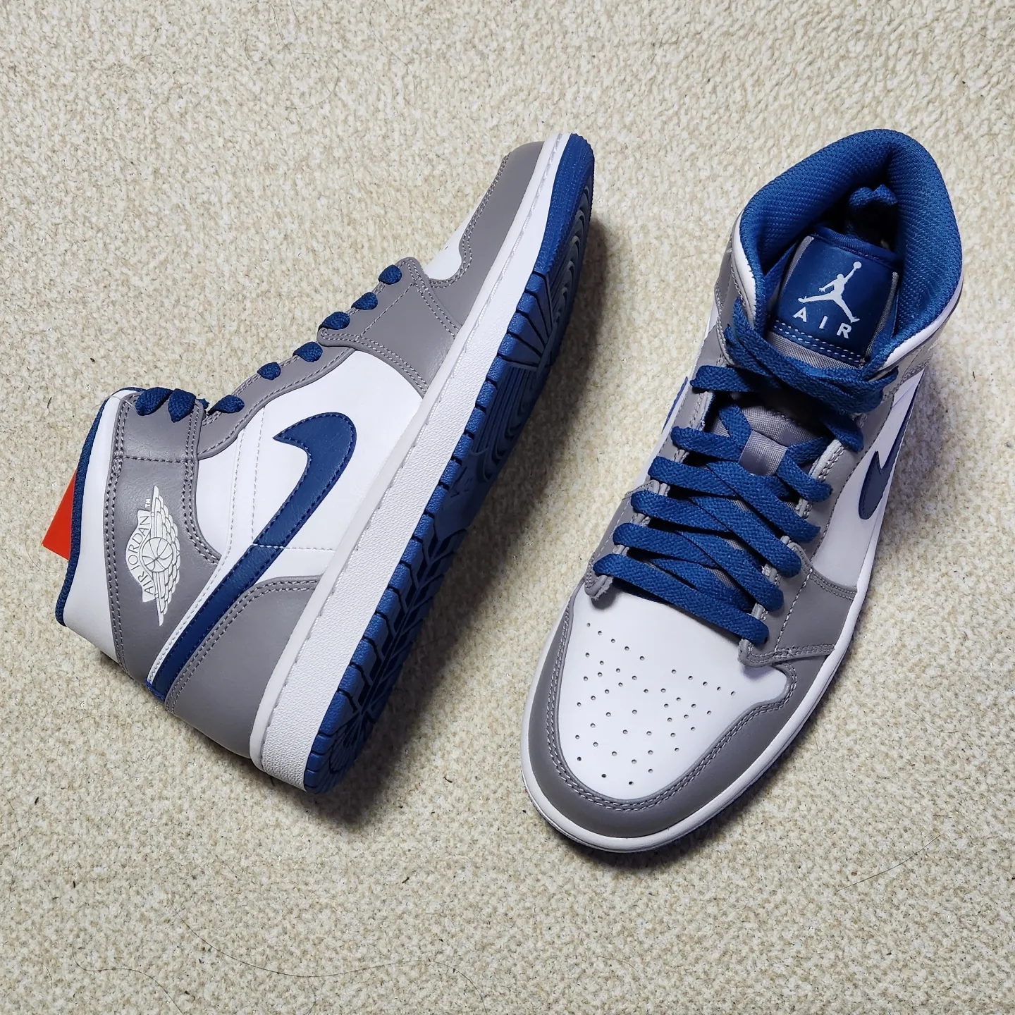 Jordan 1 Mid Cement Grey True Blue 착용 스타일 - 1