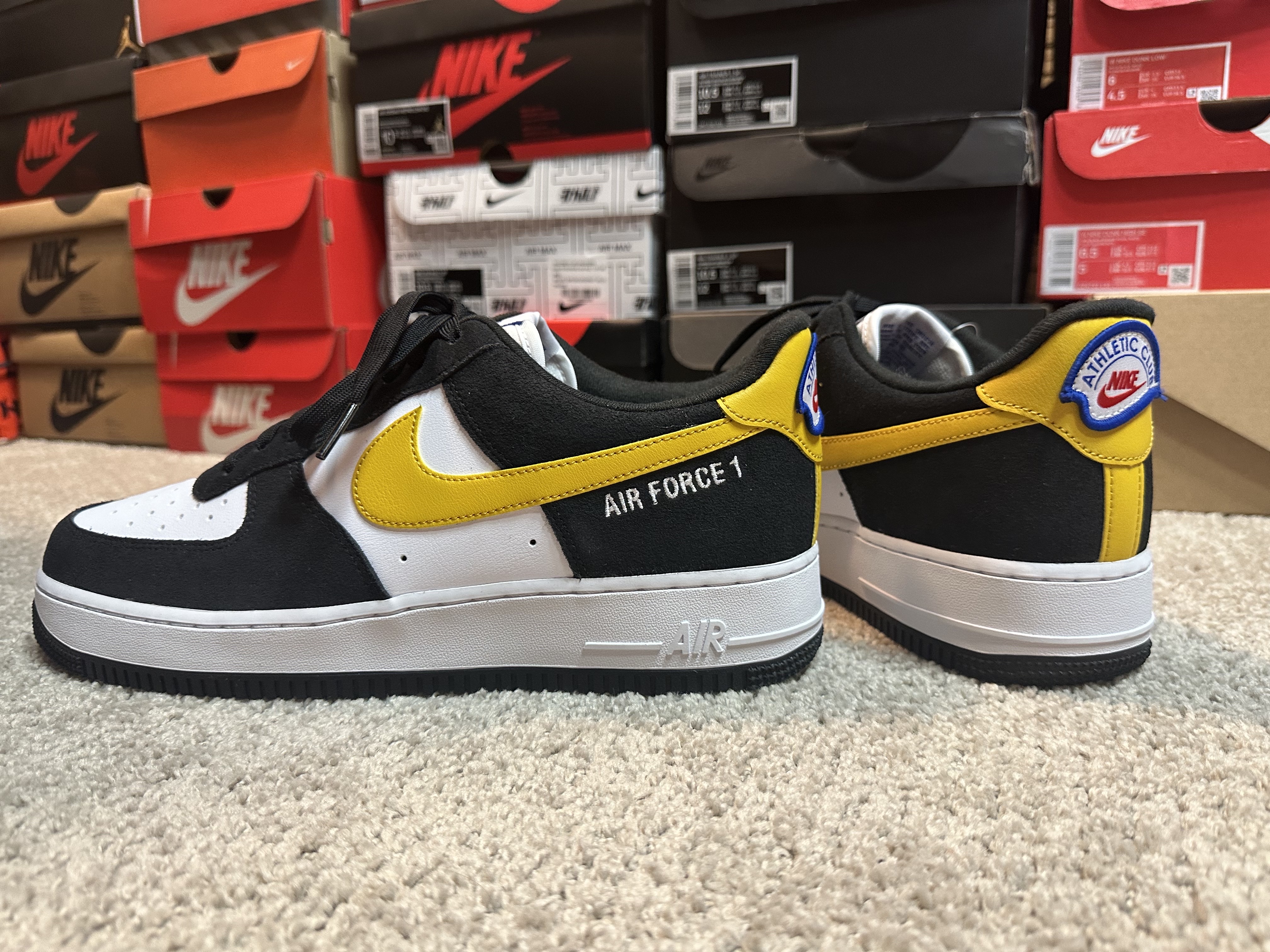 Nike Air Force 1 '07 LV8 Athletic Club Black Dark Sulfur 착용 스타일 - 3
