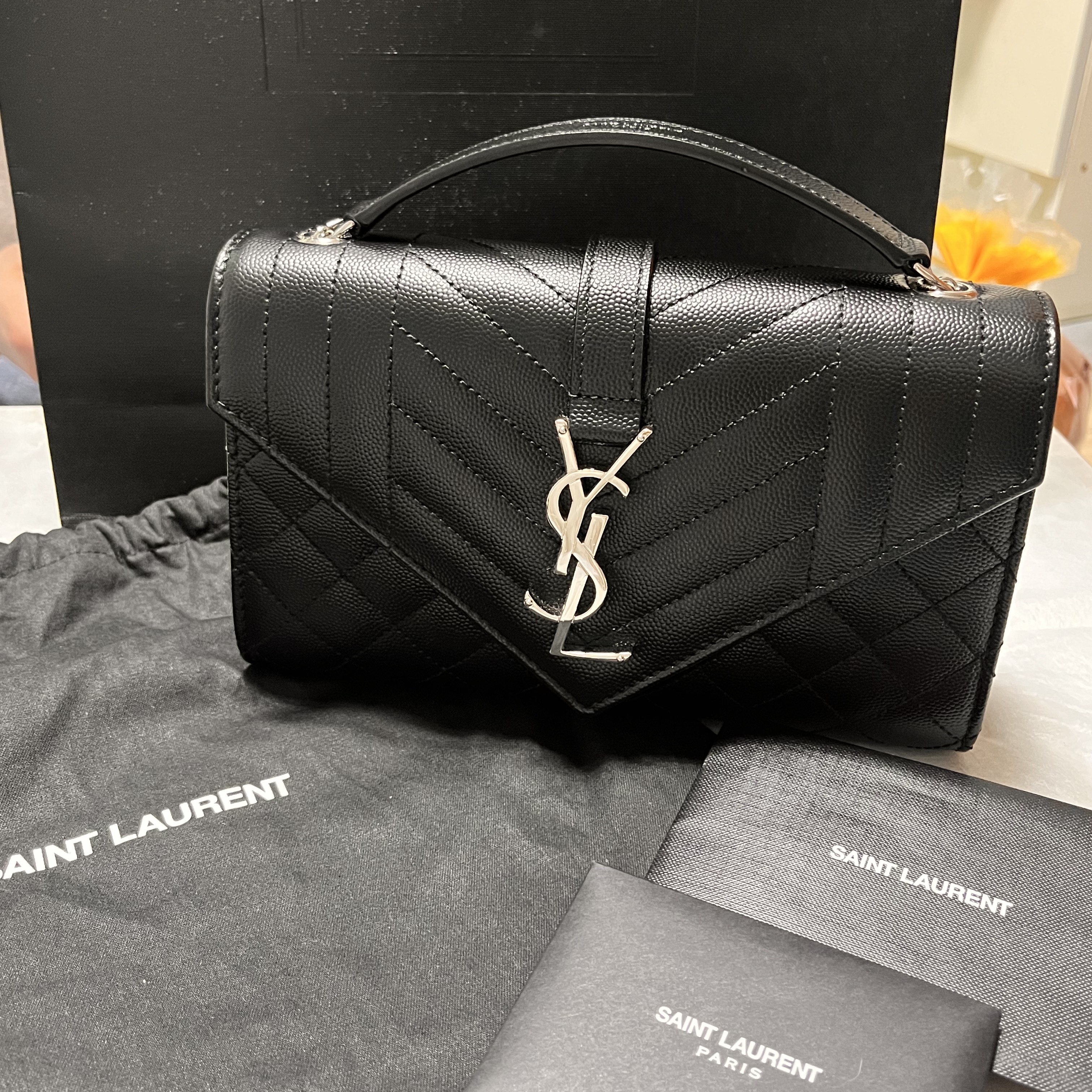 Saint Laurent Envelope Small Bag in Mix Matelasse Grain de Poudre Embossed Leather Black 착용 스타일