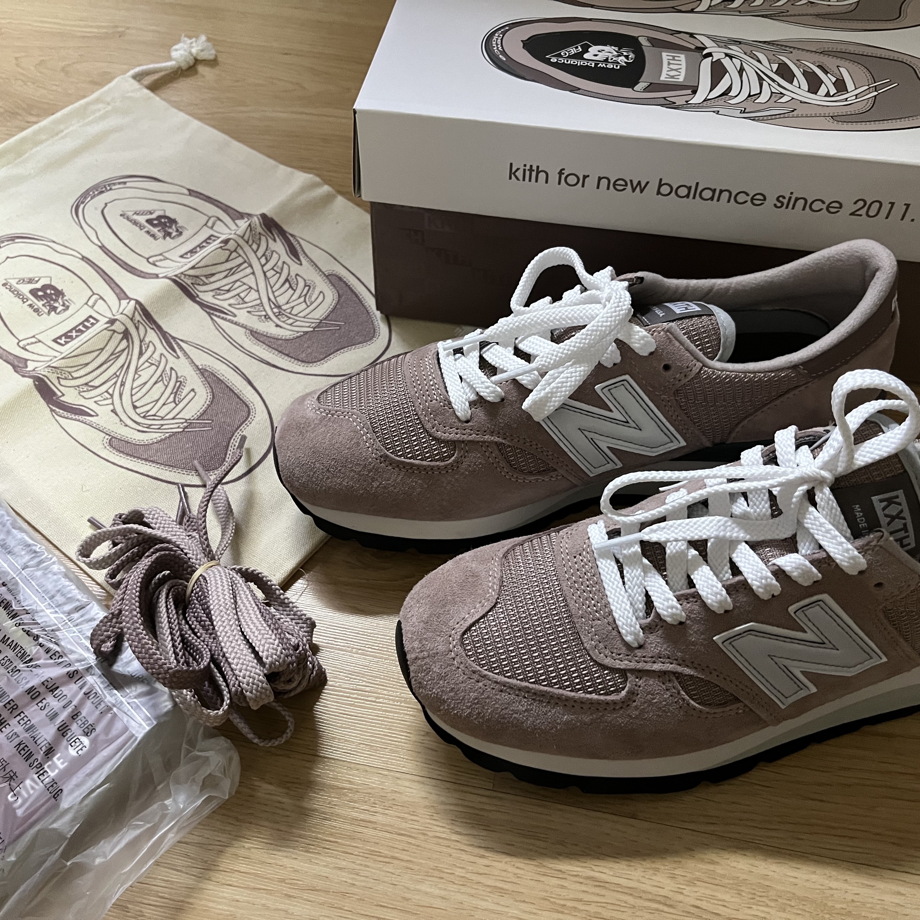 New Balance x Kith 990v1 Made in USA Dusty Rose 착용 스타일 - 1