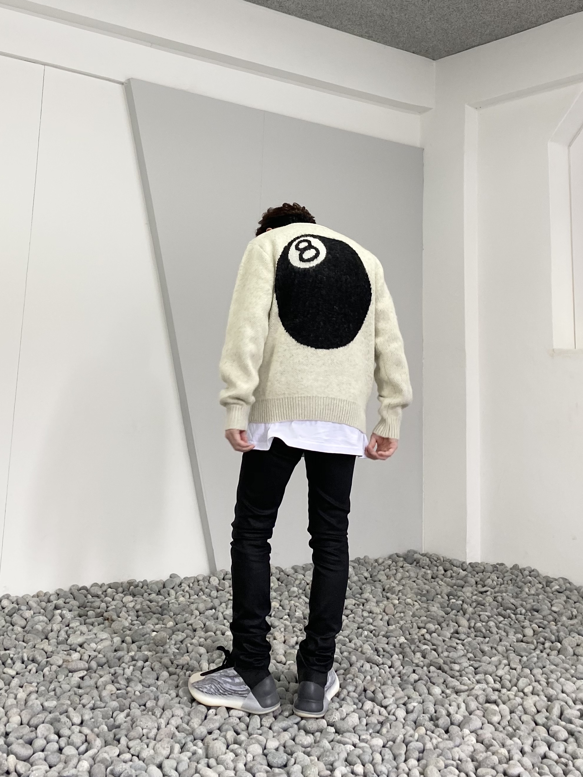 Stussy 8 Ball Heavy Brushed Mohair Sweater Cream 착용 스타일