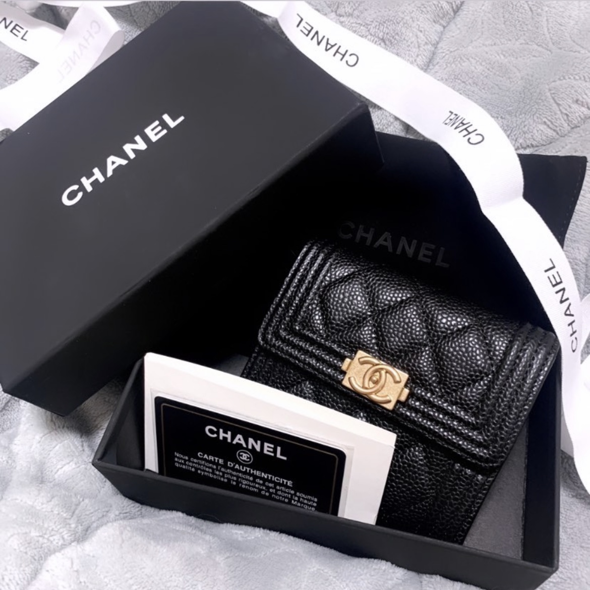 Chanel Boy Chanel Small Flap Wallet Grained Calfskin & Ruthenium Black 착용 스타일 - 1