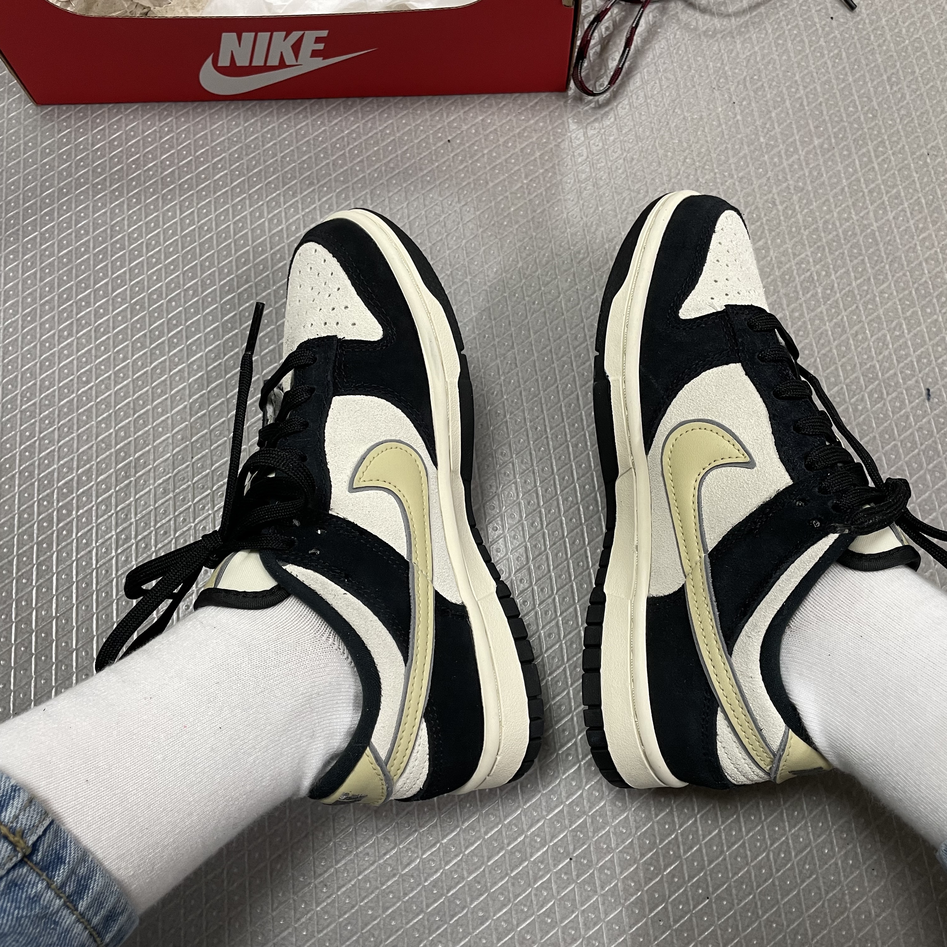 (W) Nike Dunk Low LX Black Suede 착용 스타일 - 4