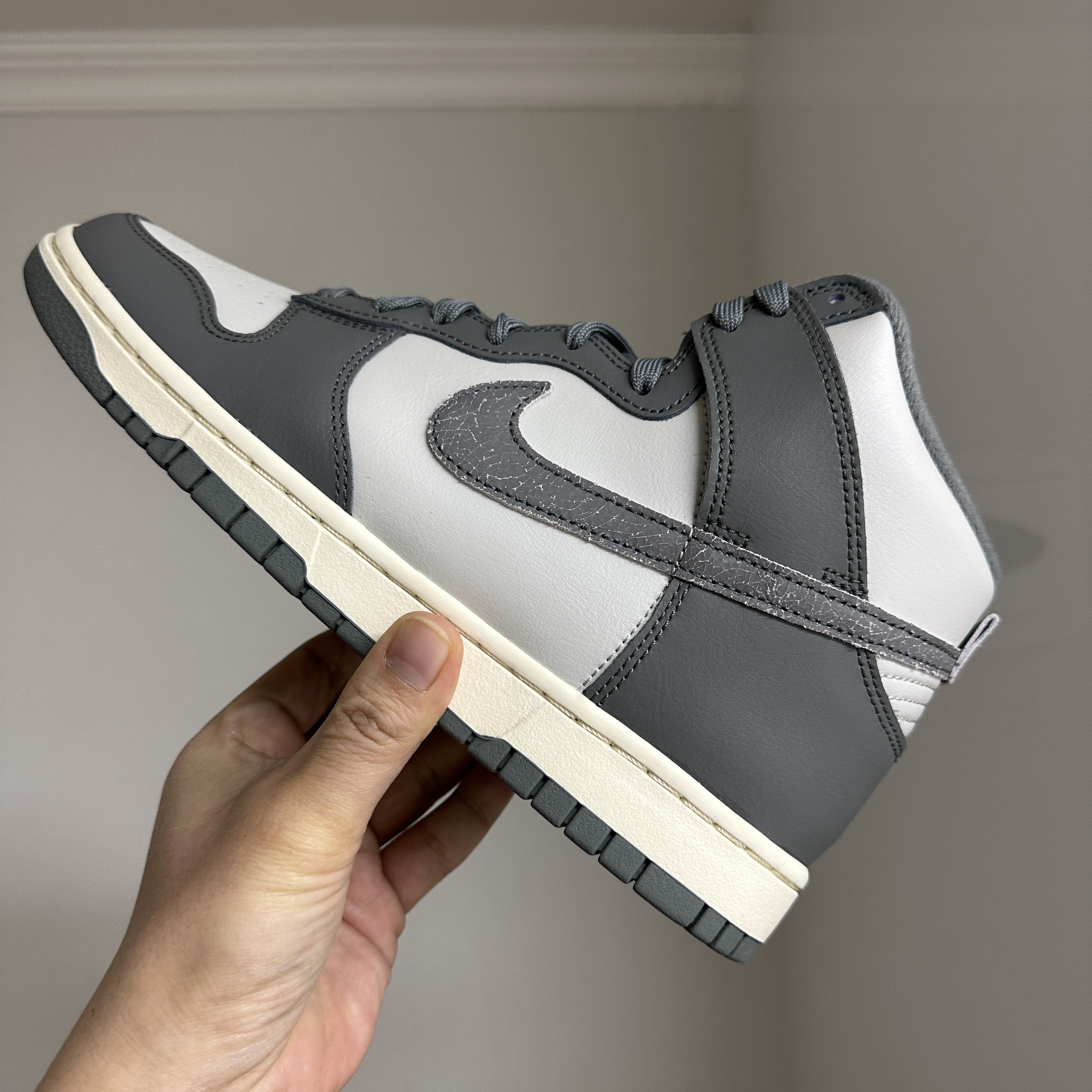 Nike Dunk High Retro SE VNTG Light Bone 착용 스타일 - 1