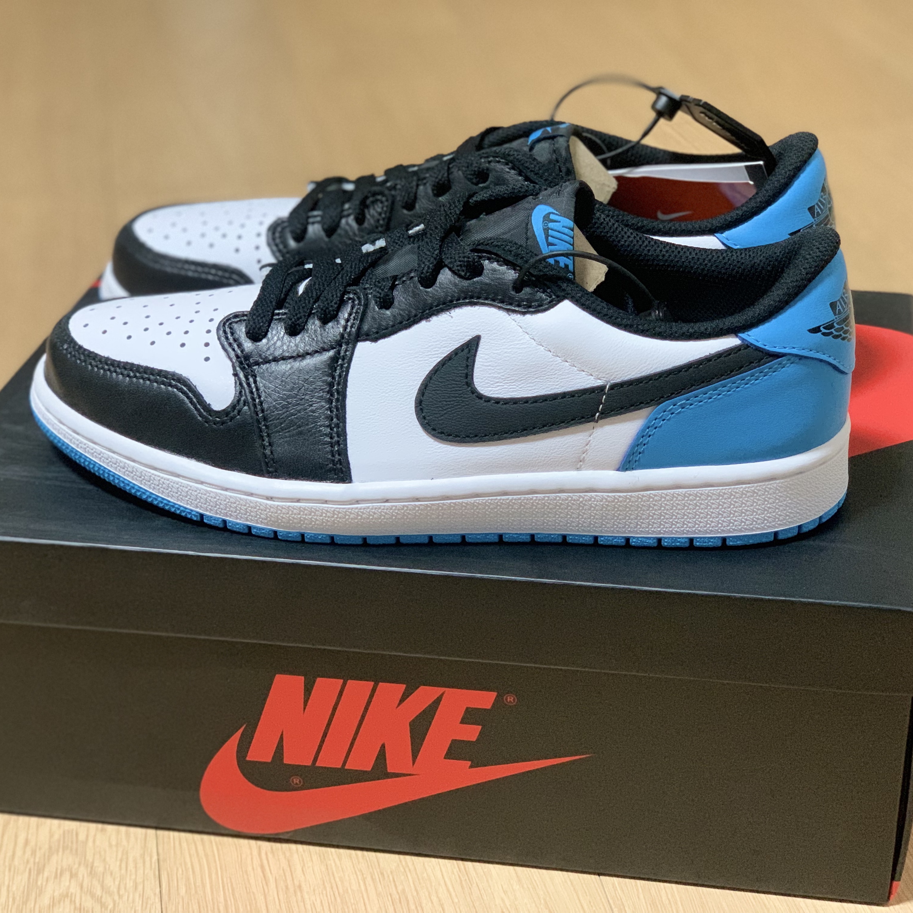 Jordan 1 Retro Low OG Black and Dark Powder Blue, Nike x NBA Dunk Low Retro EMB Black and Chile Red 착용 스타일 - 1