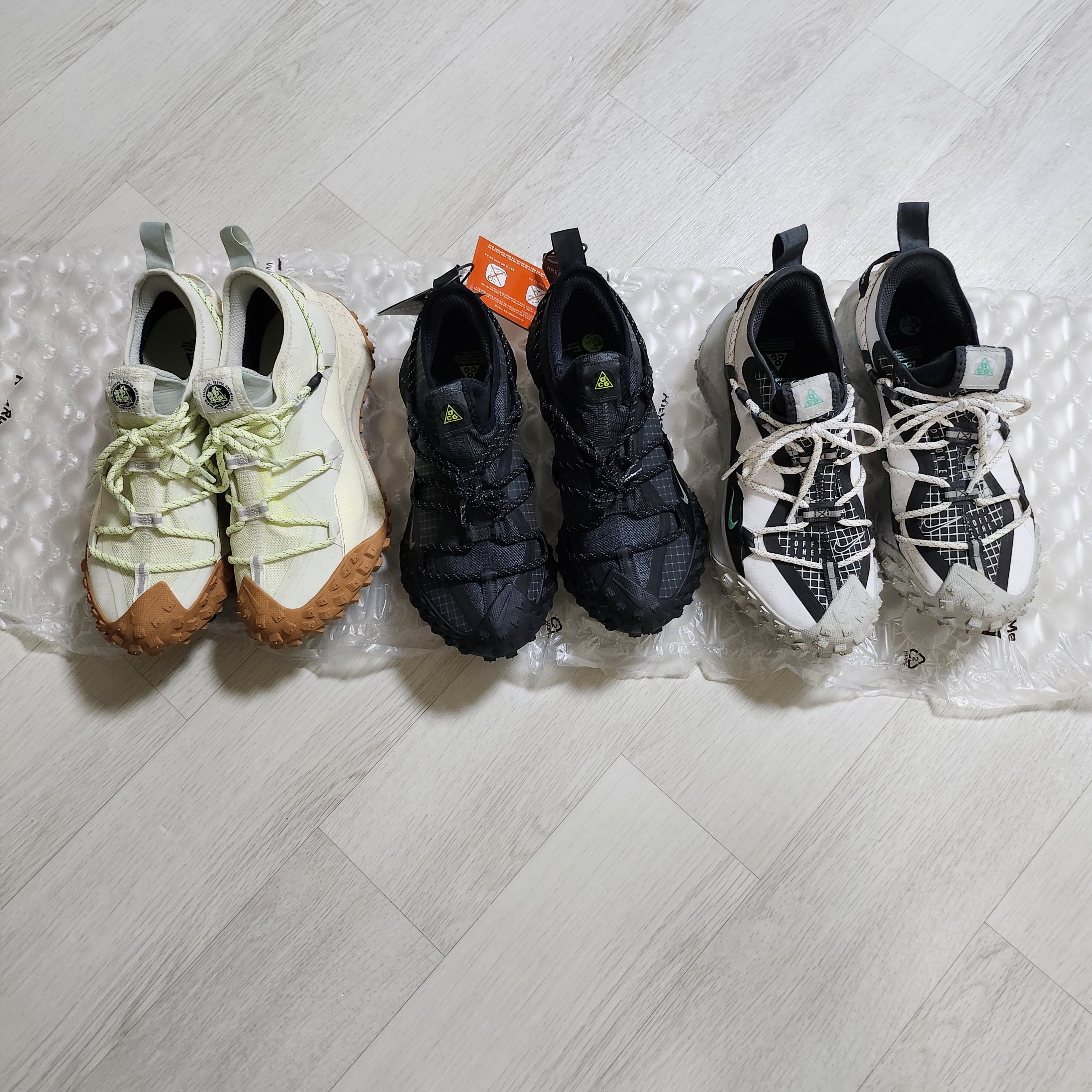 Nike ACG Mountain Fly Low Gore-Tex SE Dark Smoke Grey, Nike ACG Mountain Fly Low SE White and Black 착용 스타일