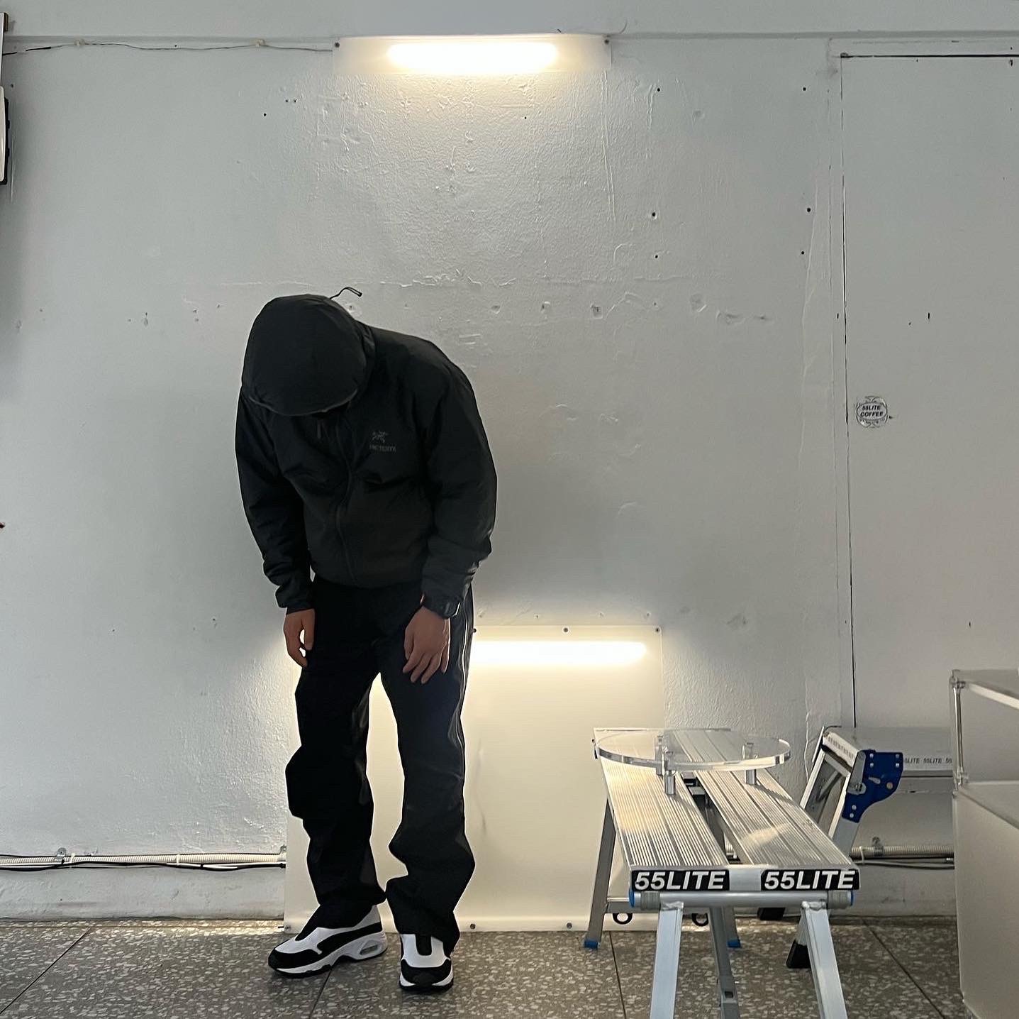 Arc'teryx Atom LT Hoody Glitch, Nike x Comme des Garcons Homme Plus Air Max Sunder SP White Black 착용 스타일 - 1