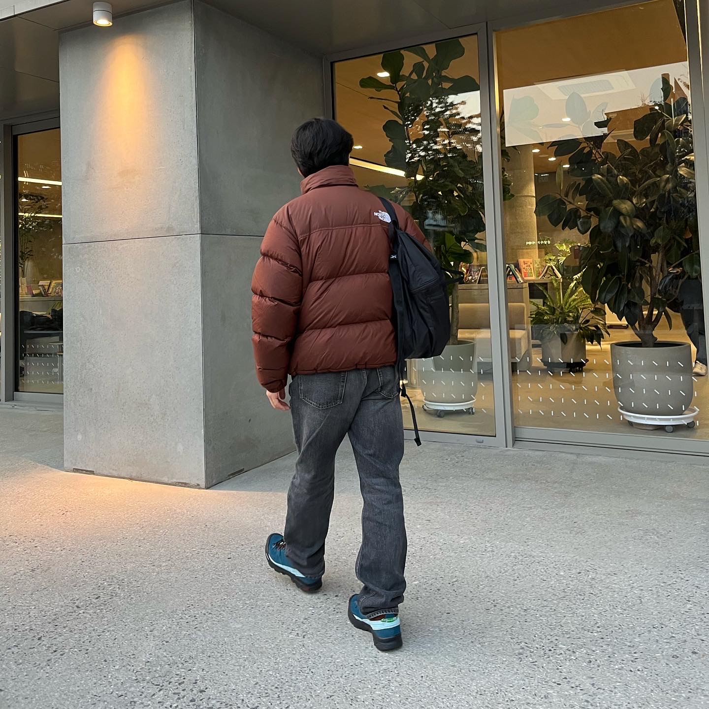 The North Face 1996 Retro Nuptse Jacket Dark Oak, Salomon x The Broken Arm X-Desalpes GTX for TBA Blue 착용 스타일 - 1