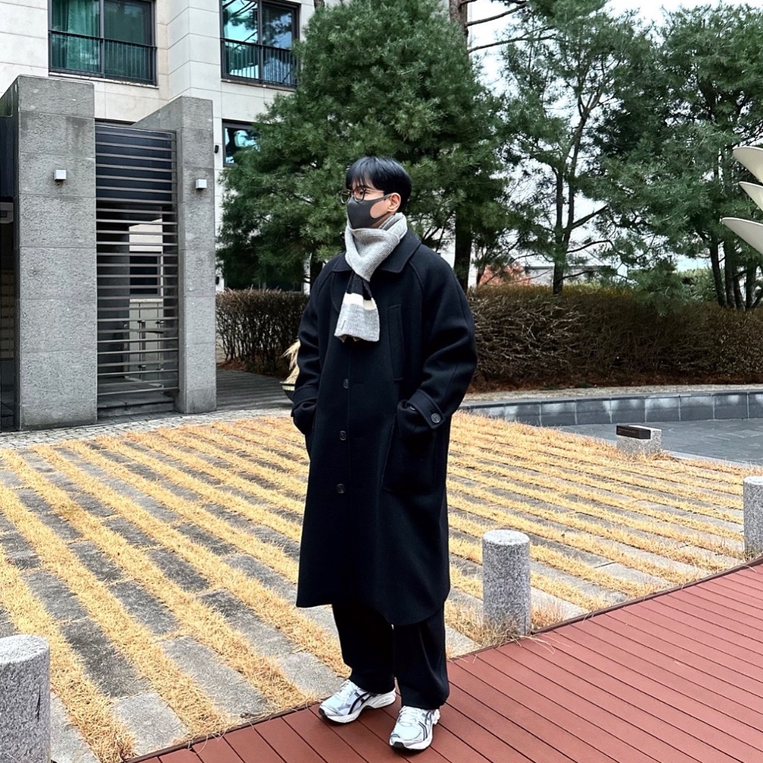 Undermycar Legion.02 Balmacaan Oversized Wool Coat Black, Asics x JJJJound Gel-Kayano 14 Silver Black 착용 스타일