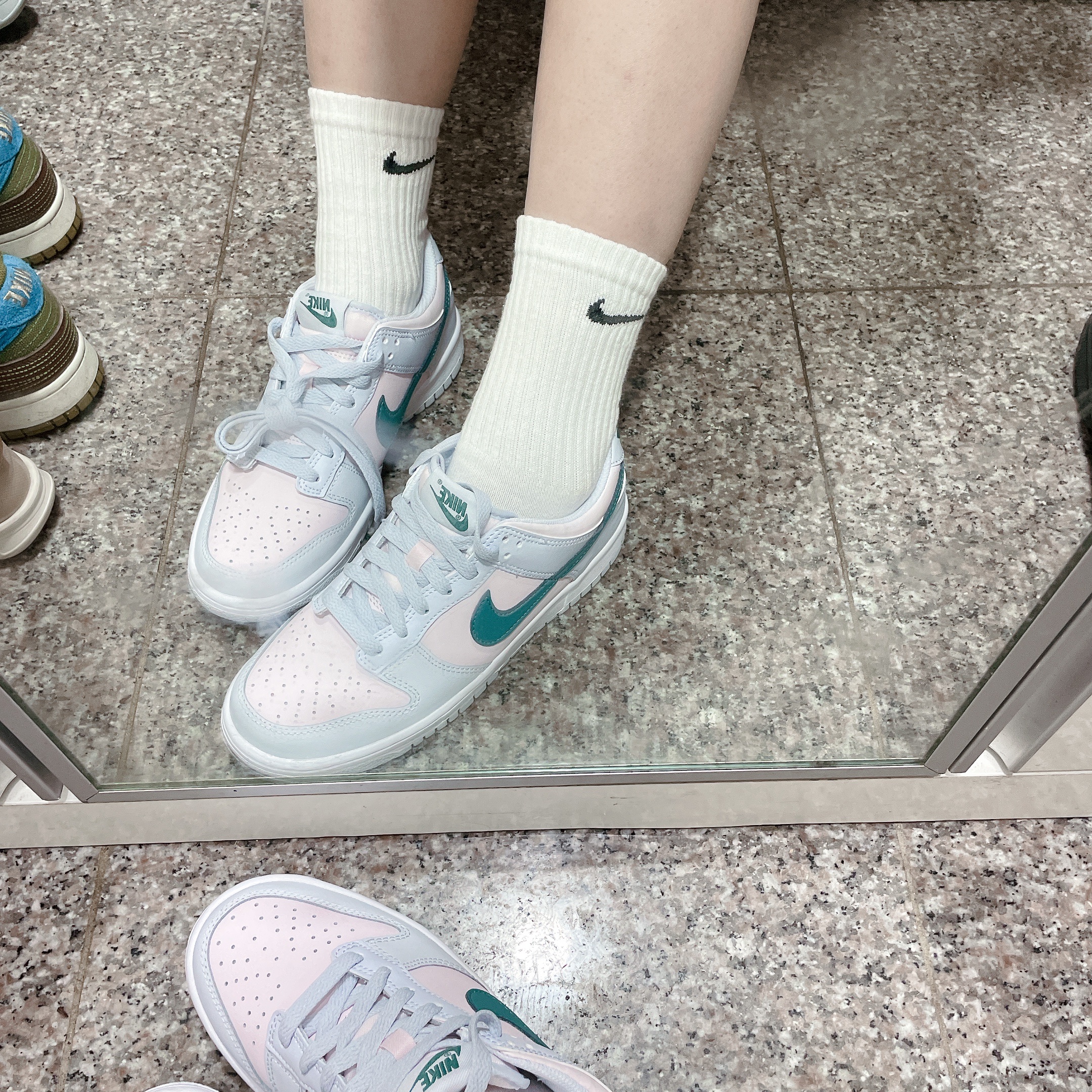 (GS) Nike Dunk Low Football Grey Mineral Teal 착용 스타일 - 1