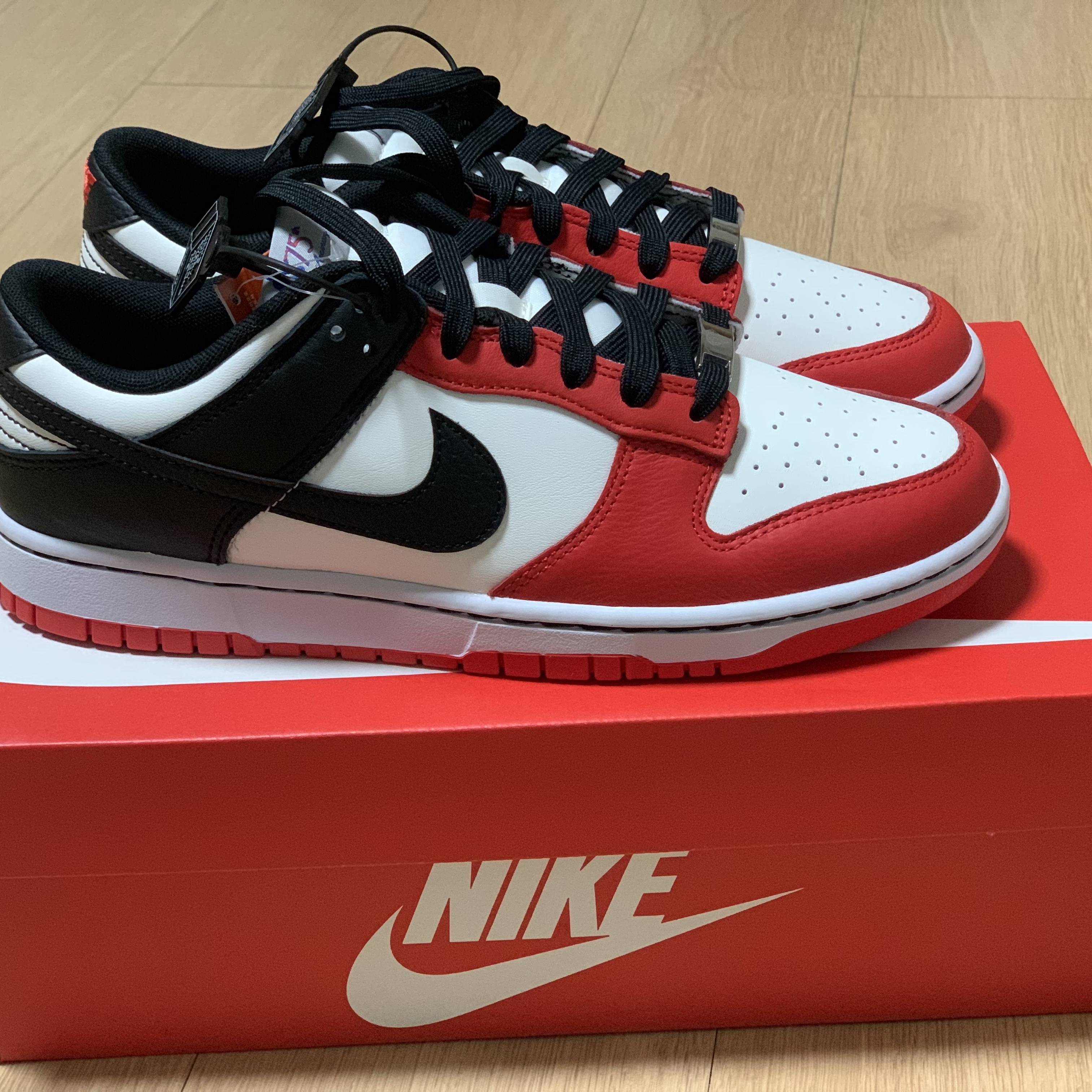 Jordan 1 Retro Low OG Black and Dark Powder Blue, Nike x NBA Dunk Low Retro EMB Black and Chile Red 착용 스타일 - 2