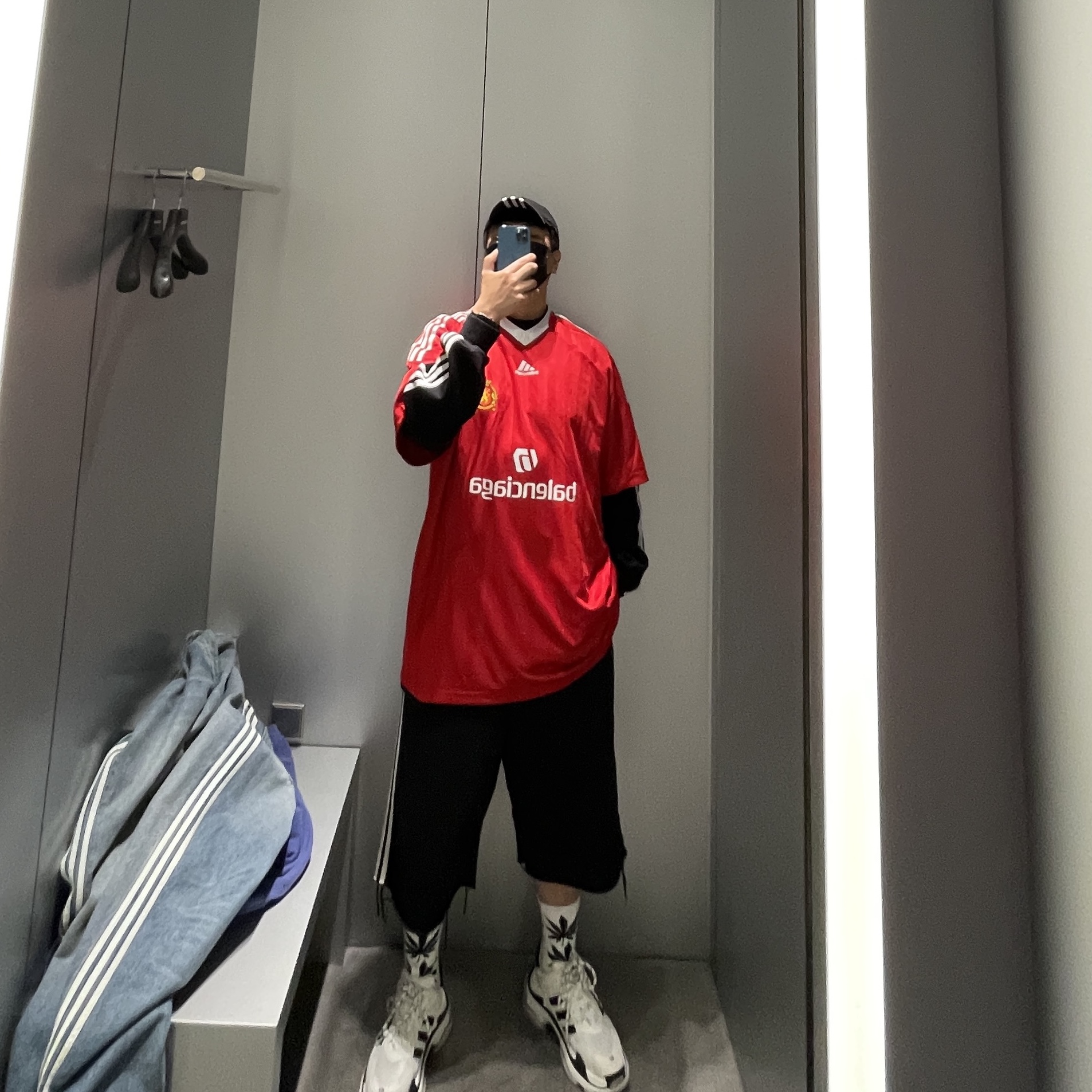 Balenciaga x Adidas Oversized Football T-Shirt Red, Balenciaga x Adidas Ripstop Cotton Shorts Black 착용 스타일 - 1