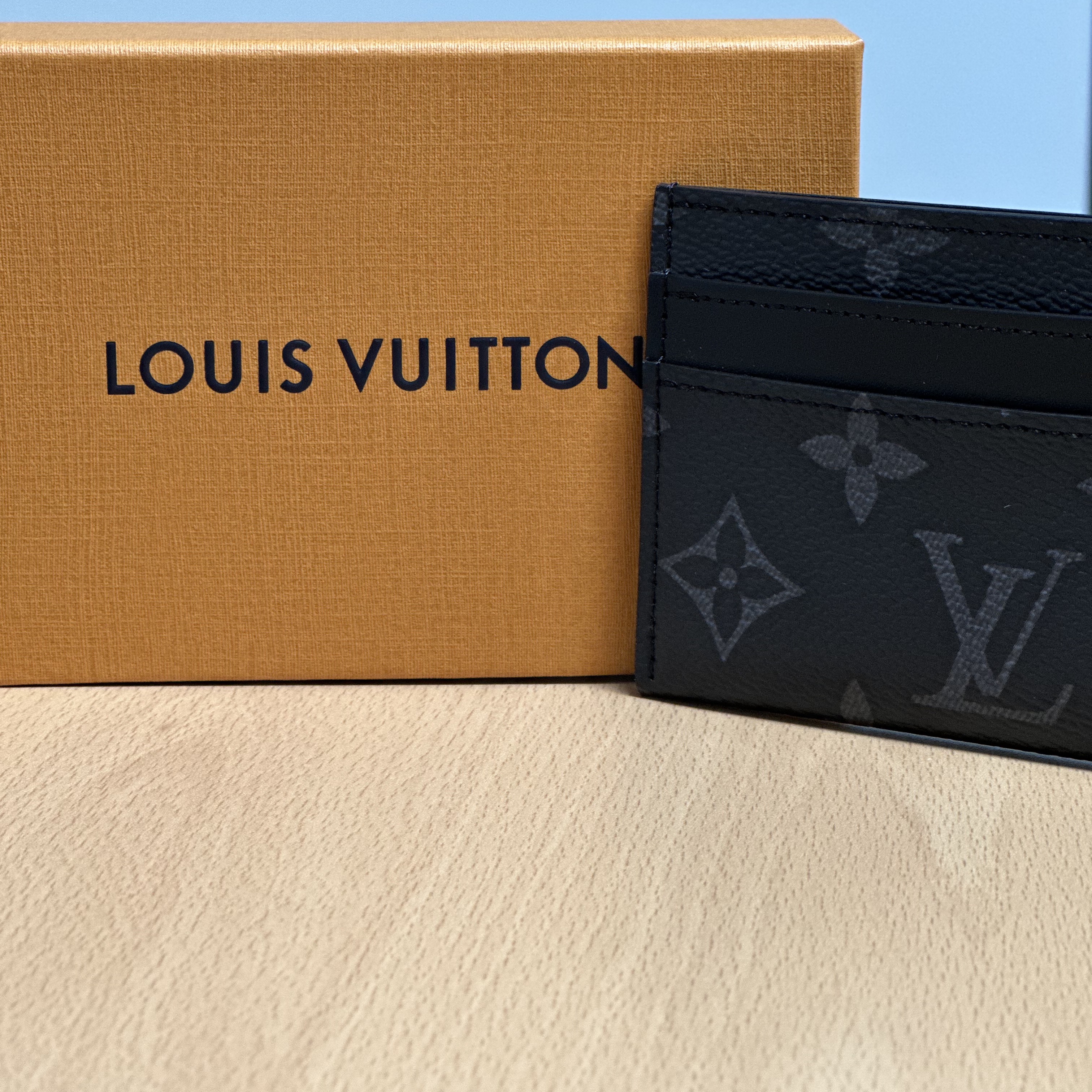 Louis Vuitton Double Card Holder Monogram Eclipse 착용 스타일