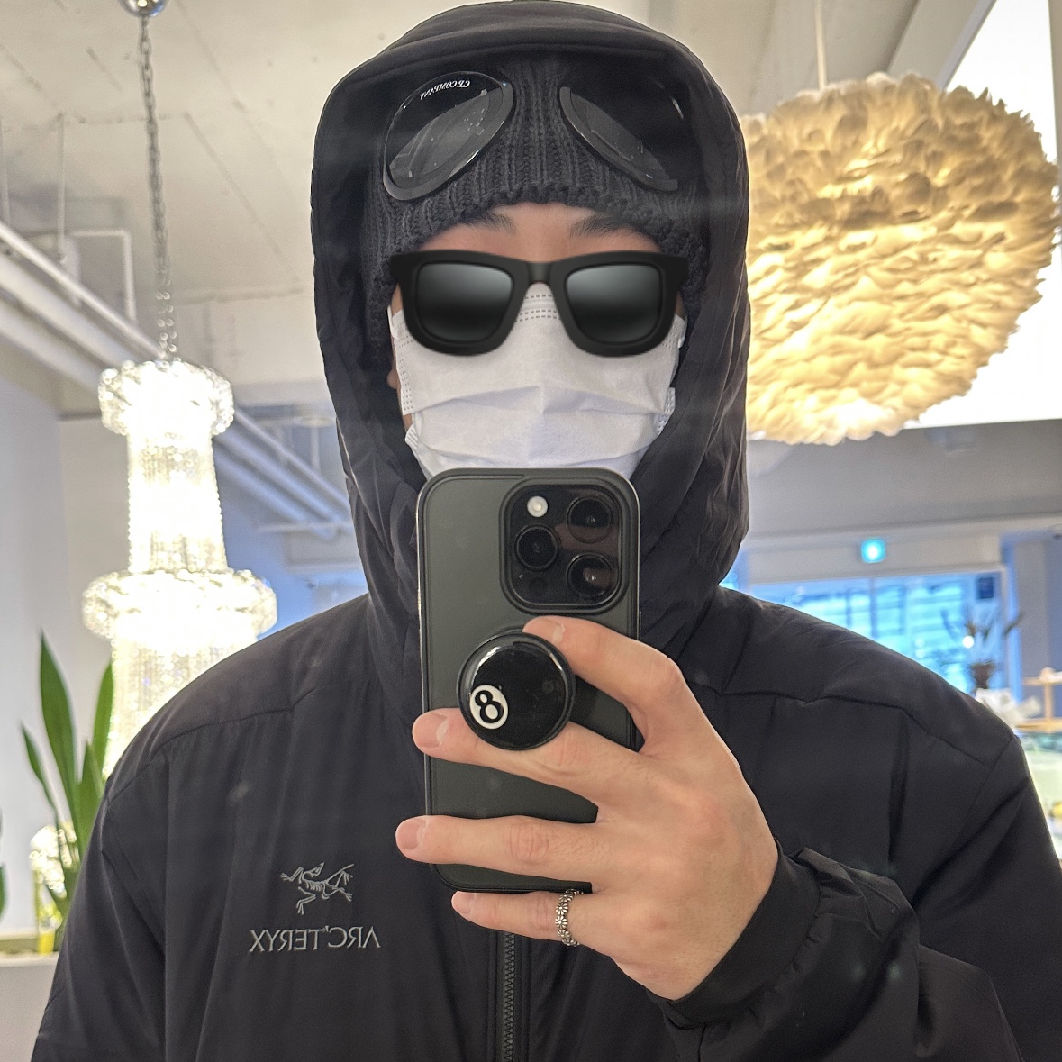 Arc'teryx Atom AR Hoody Black, C.P. Company Extra Fine Merino Wool Goggle Beanie Forged Iron Grey 착용 스타일