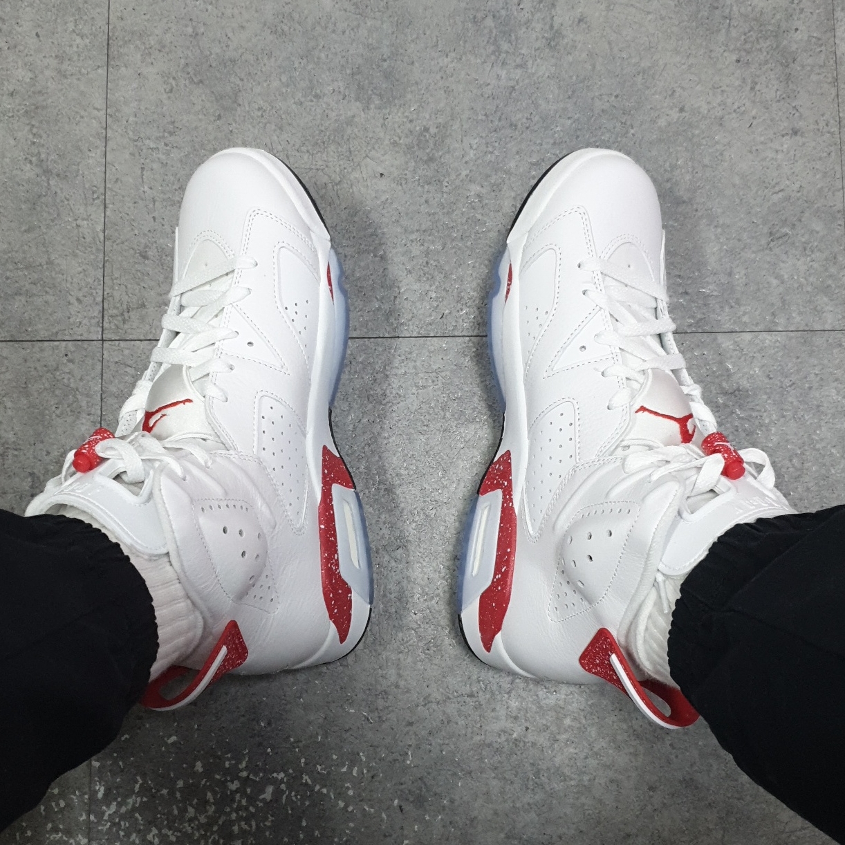 Jordan 6 Retro White and University Red 착용 스타일 - 4