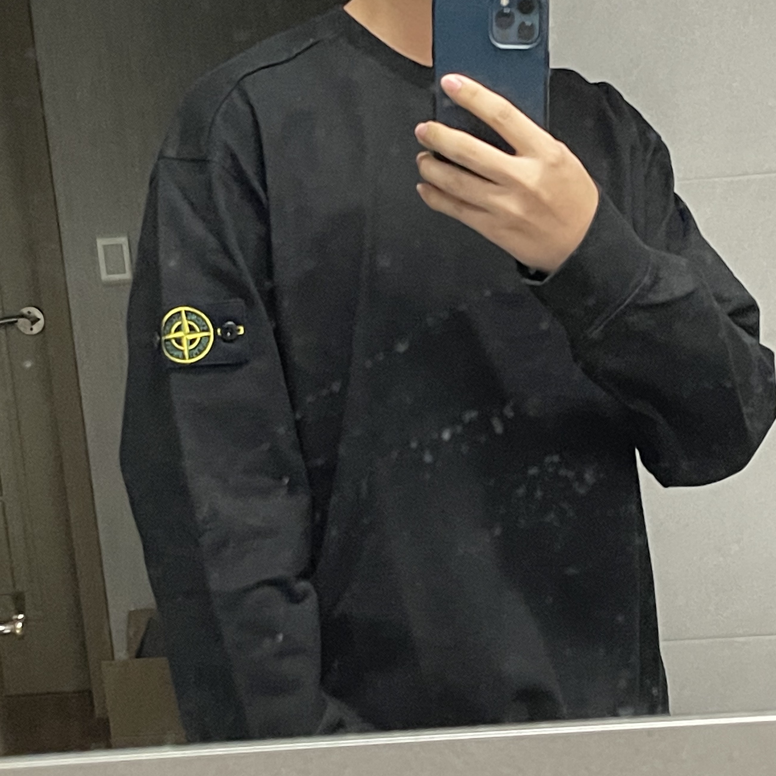 Stone Island 63750 Garment Dyed Heavy Cotton Long Sleeve T-Shirt Black - 22SS 착용 스타일 - 1