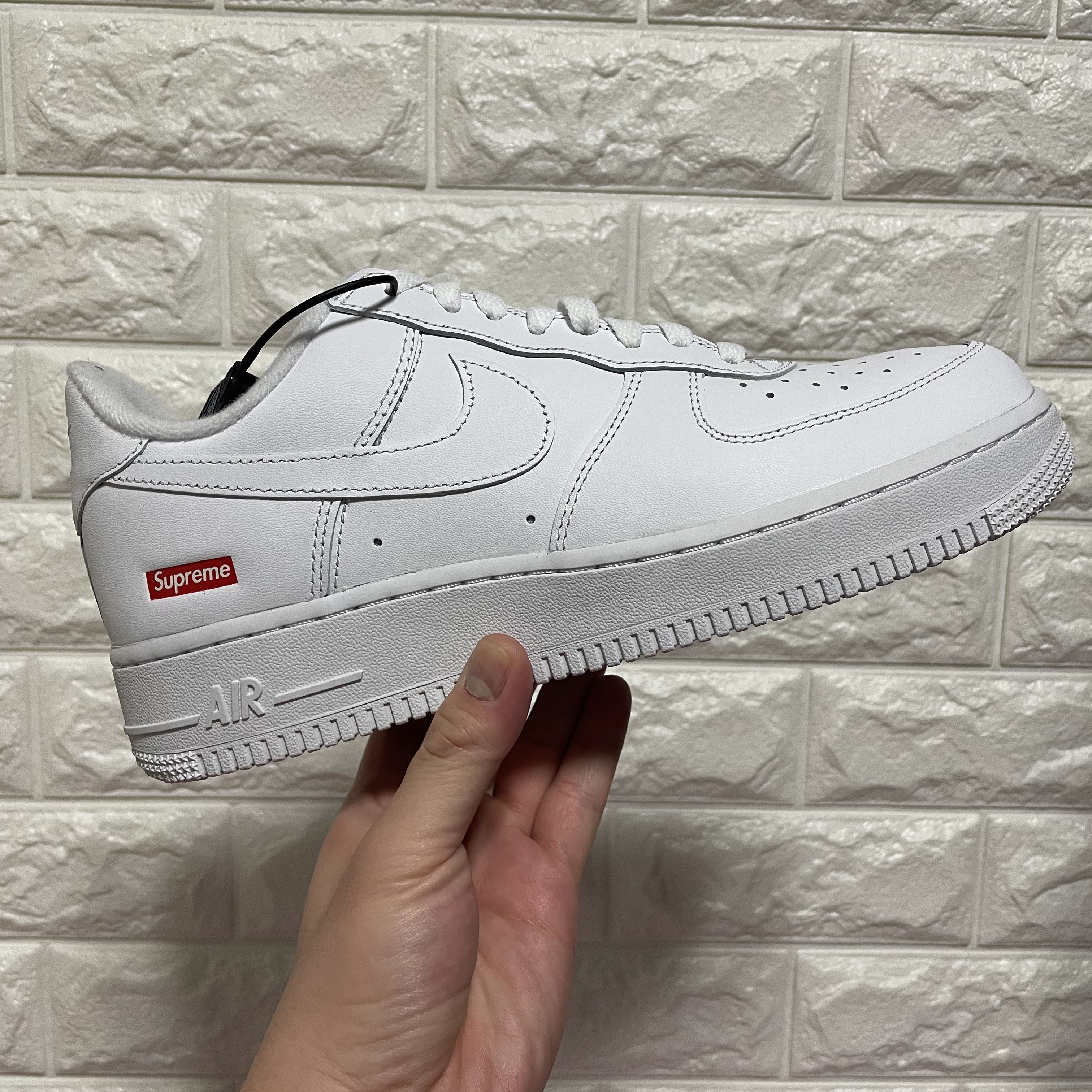 Nike x Supreme Air Force 1 Low White 착용 스타일