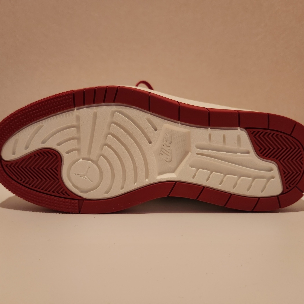 (W) Jordan 1 Elevate Low Dark Grey Varsity Red 착용 스타일 - 5