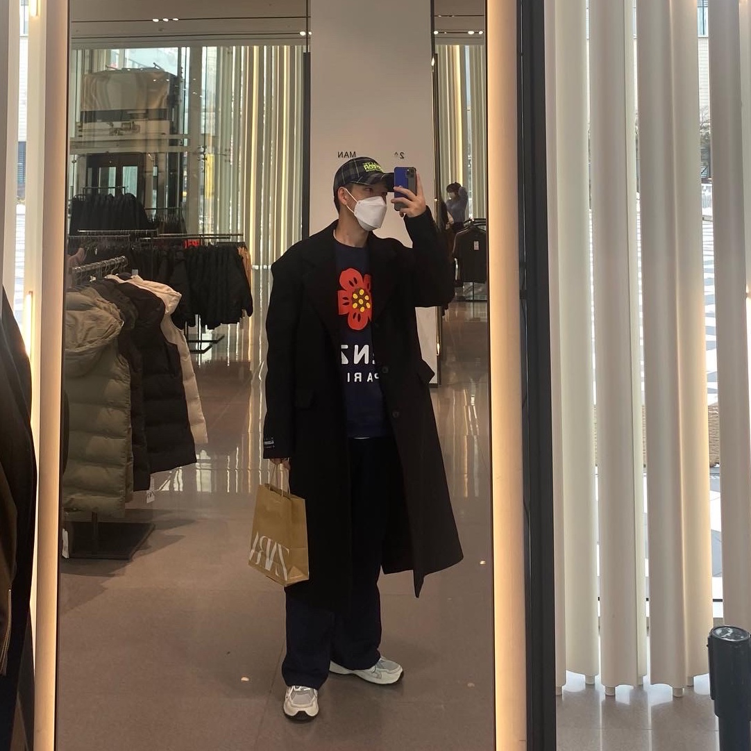 Kenzo Boke Flower Sweatshirt Midnight Blue, Zara x Ader Error Wool Blend Oversize Coat Black 착용 스타일