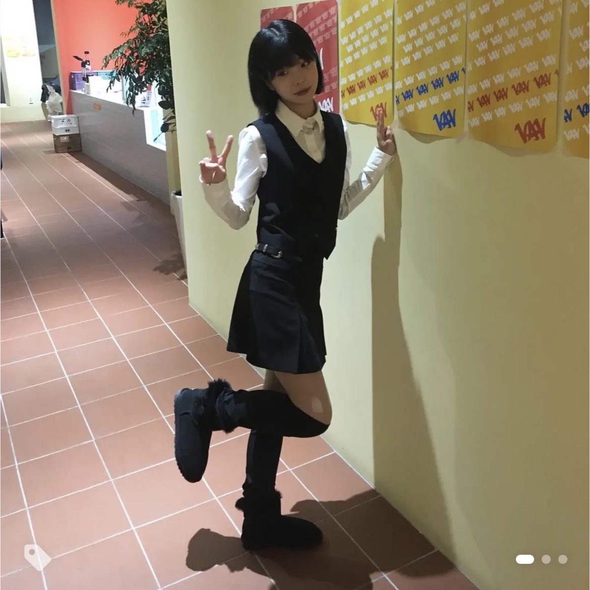 (W) UGG Mini Bailey Button II Boots Black 착용 스타일 - 2
