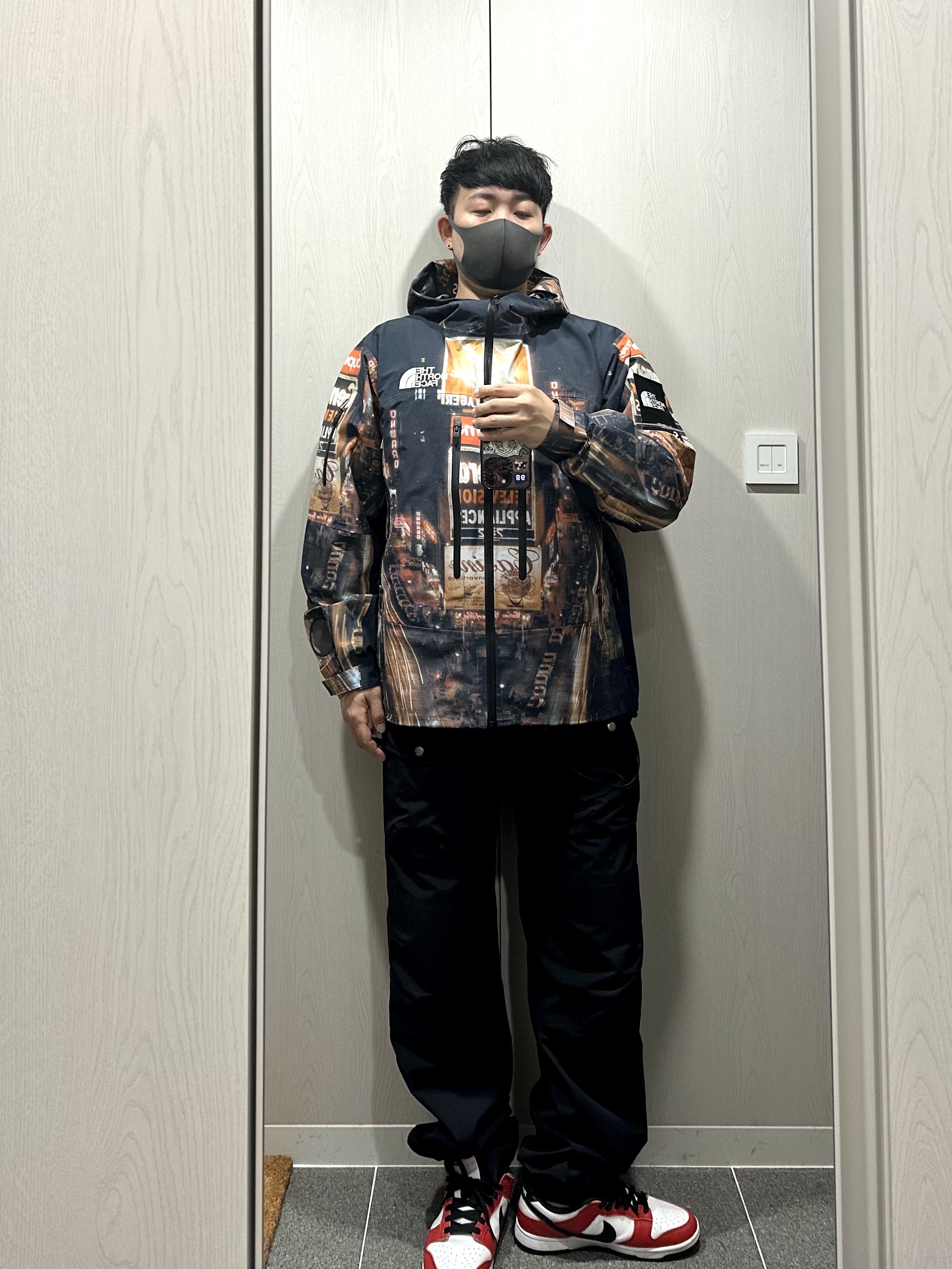 Supreme x The North Face Taped Seam Shell Jacket Times Square - 22FW, Andersson Bell x Asics Cargo Pants Black 착용 스타일