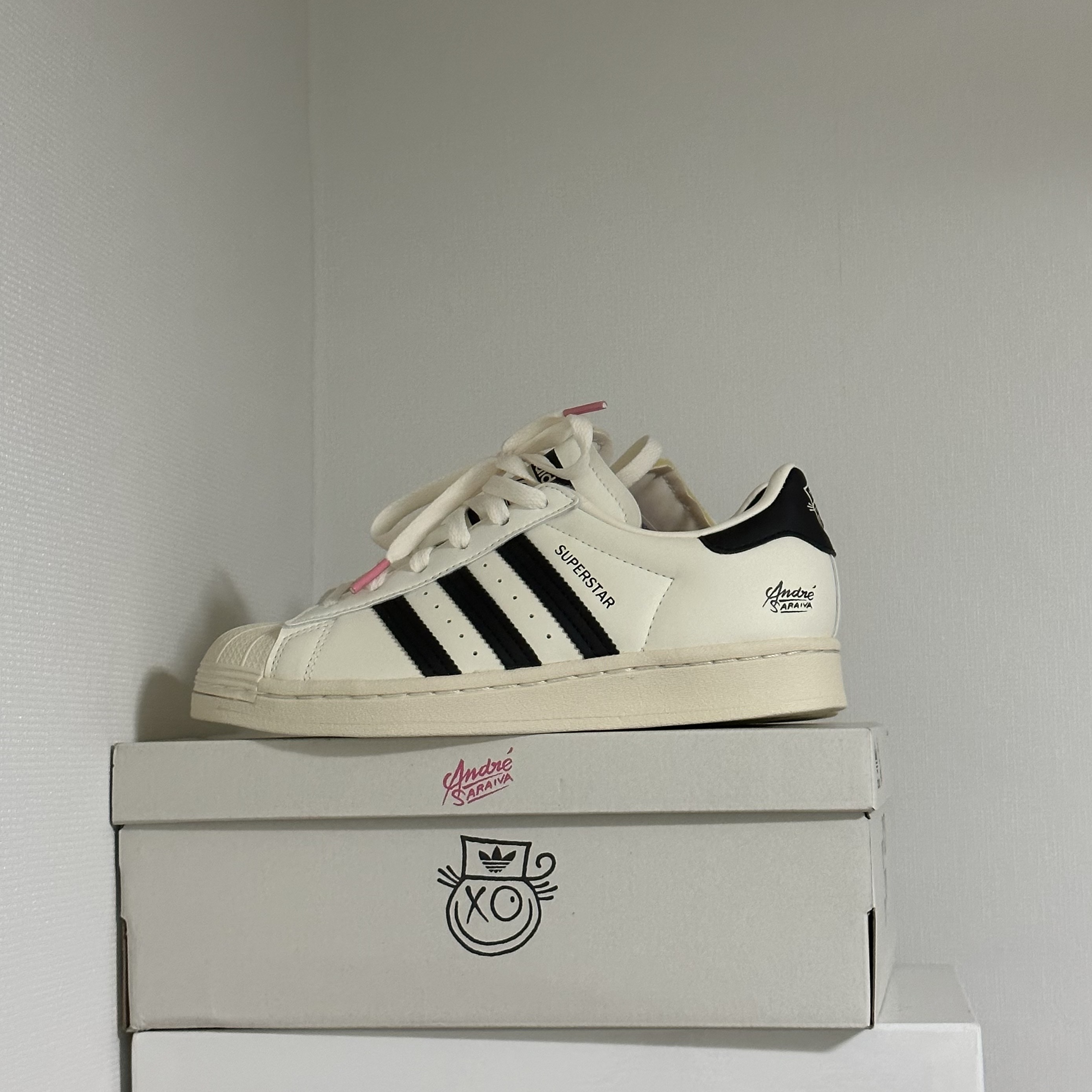 Adidas x Andre Saraiva Superstar Cream White Core Black 착용 스타일 - 2