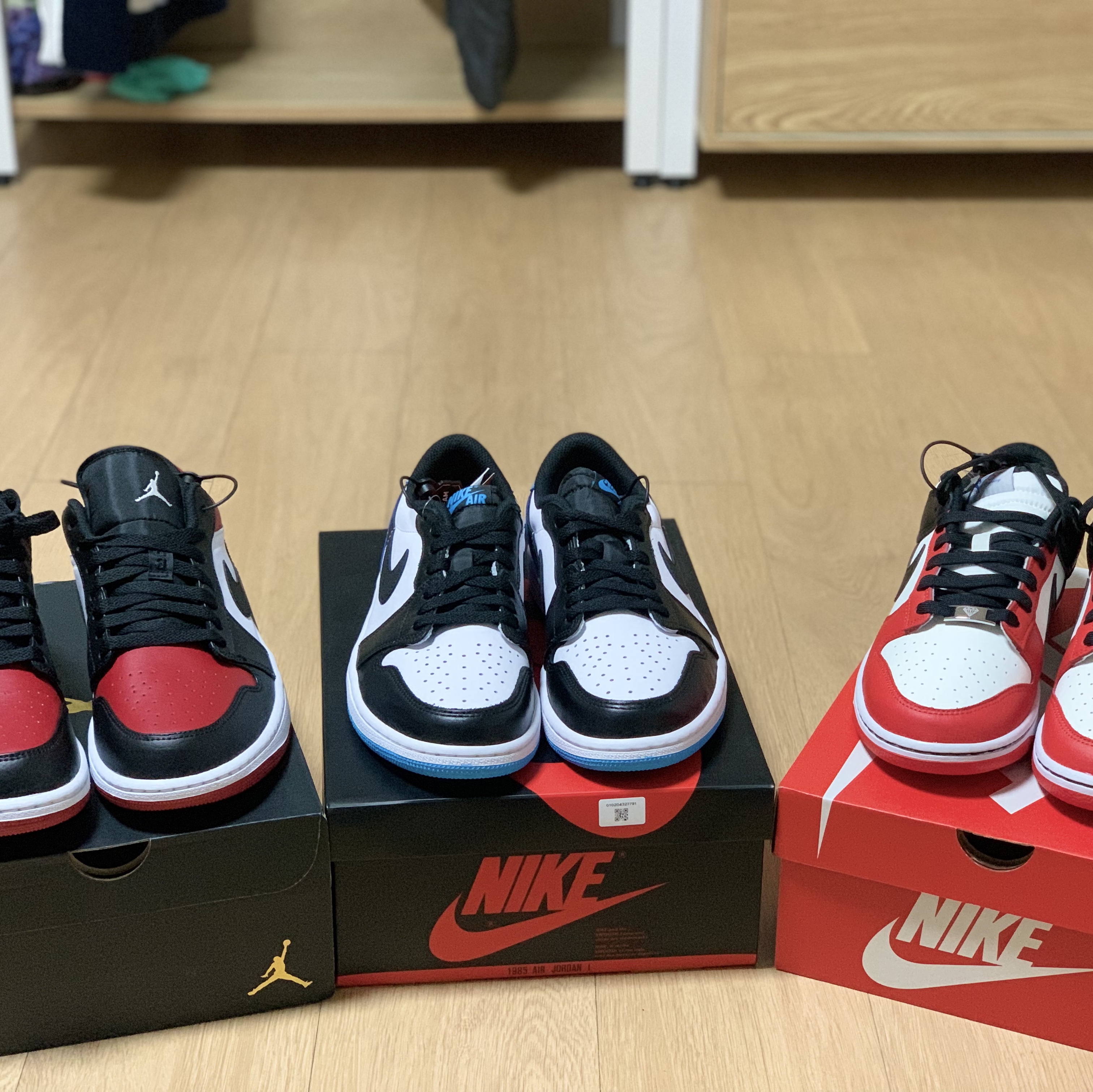 Jordan 1 Retro Low OG Black and Dark Powder Blue, Nike x NBA Dunk Low Retro EMB Black and Chile Red 착용 스타일 - 3
