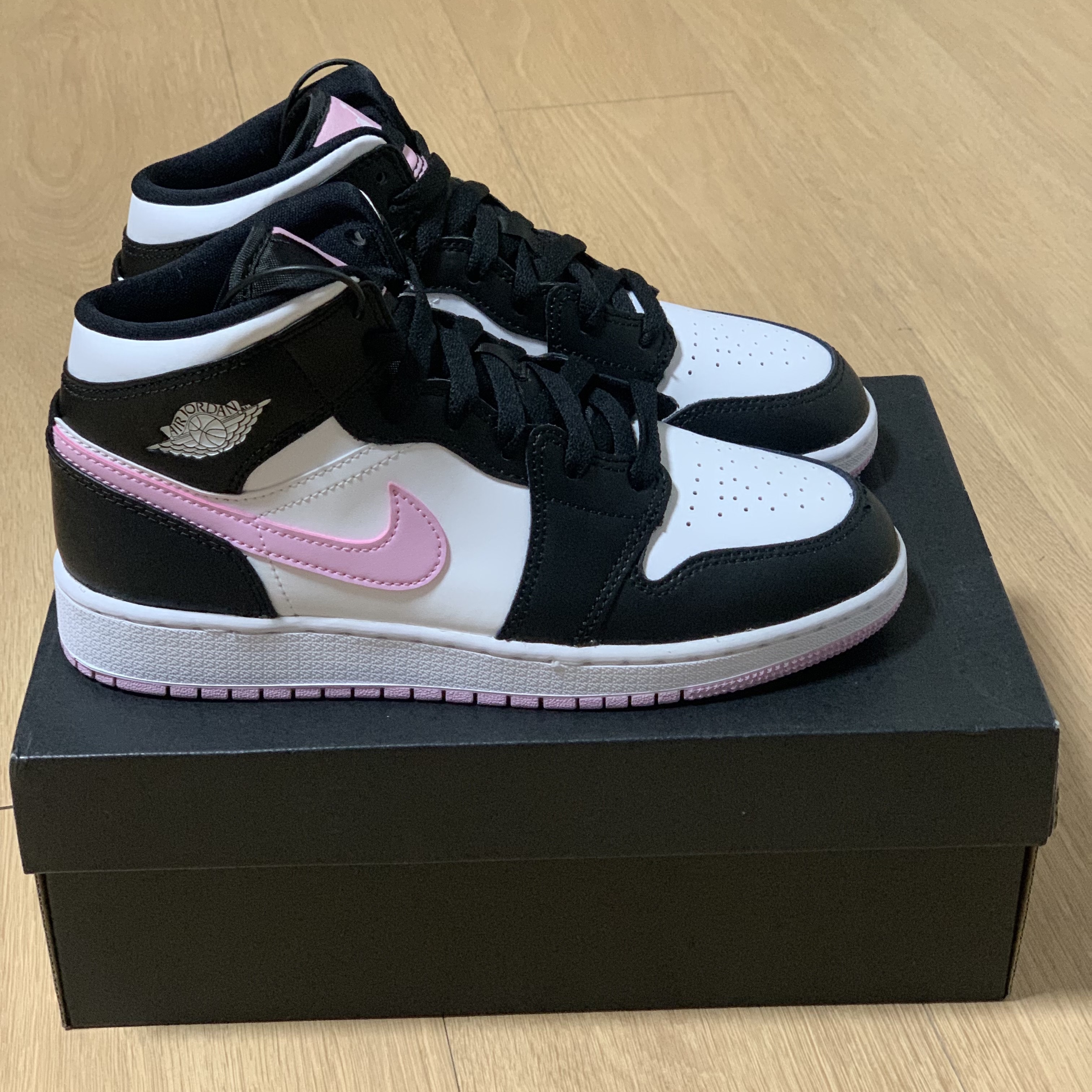 (W) Jordan 1 Mid Wolf Grey, (GS) Jordan 1 Mid Light Arctic Pink 착용 스타일 - 3