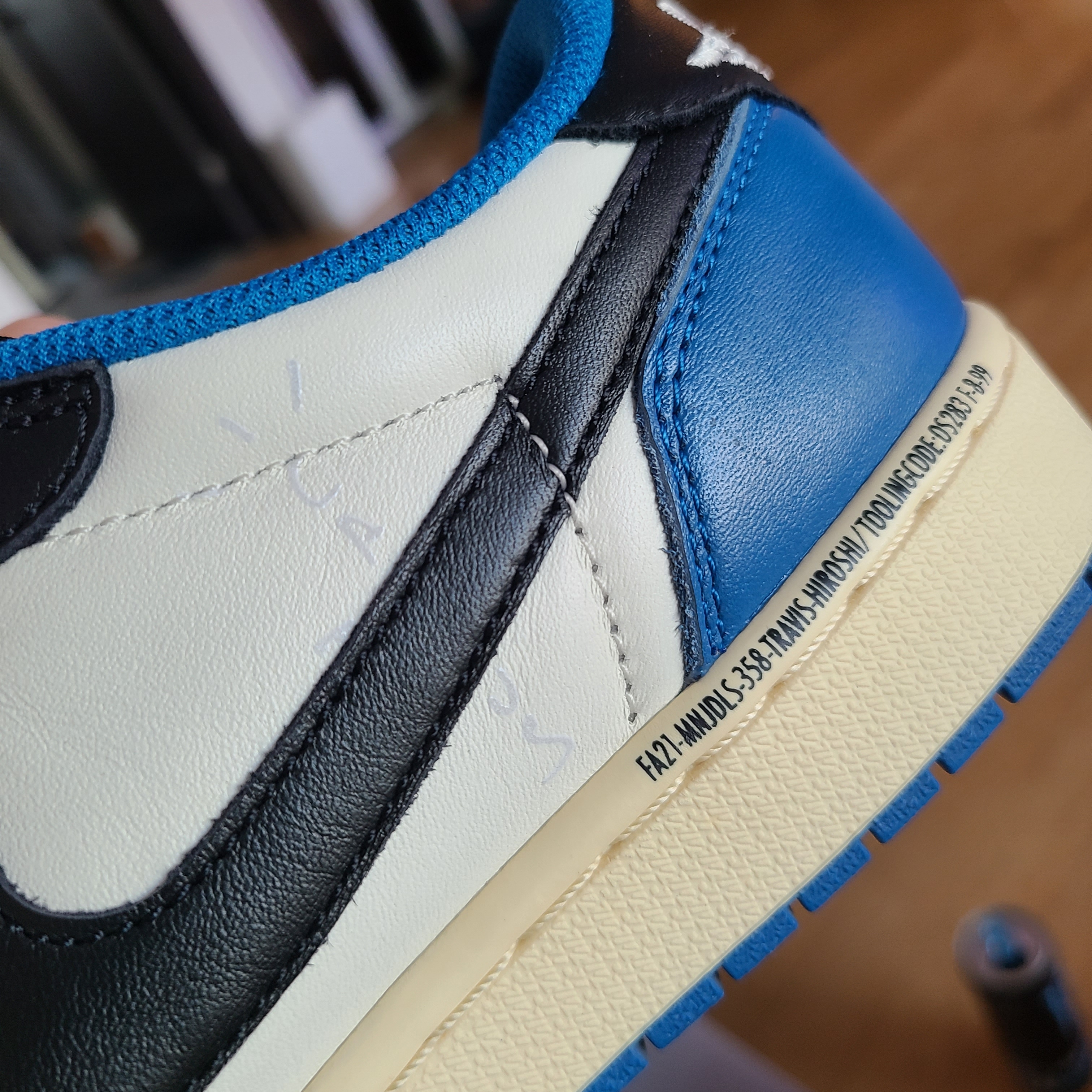 Jordan 1 x Travis Scott x Fragment Retro Low OG SP Military Blue, Jordan 1 x Travis Scott Retro Low OG SP Sail and Ridgerock 착용 스타일 - 3