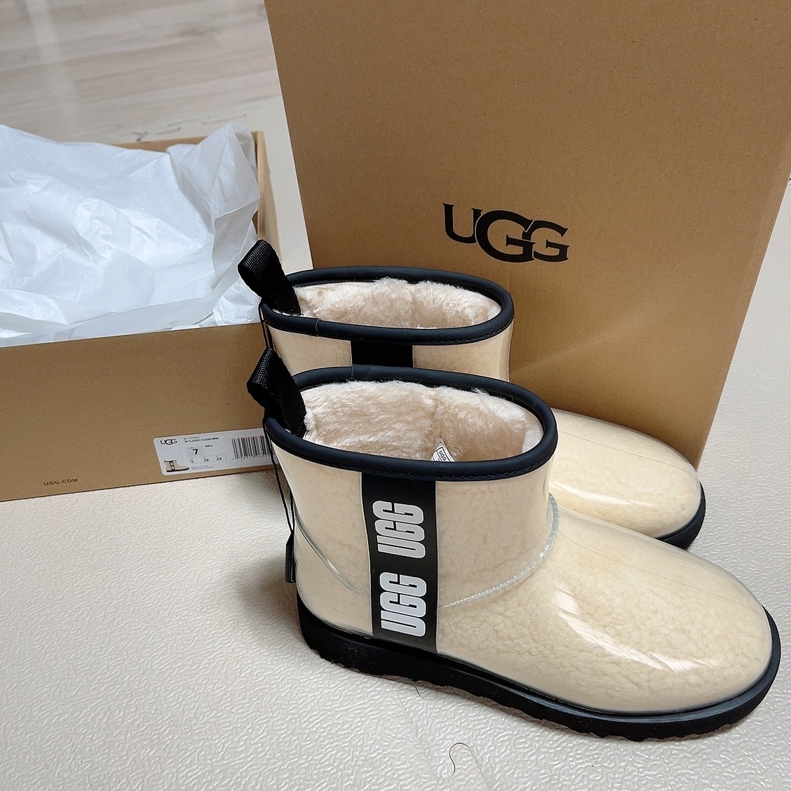 (W) UGG Classic Clear Mini Boots Natural Black 착용 스타일 - 1