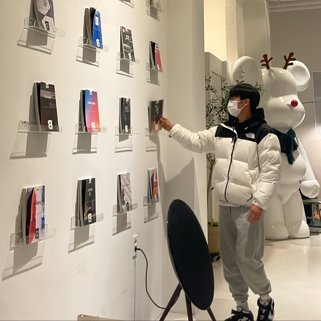 The North Face 1996 Eco Nuptse Jacket White, Nike x Stussy Air Force 1 '07 Mid SP Black and Light Bone 착용 스타일