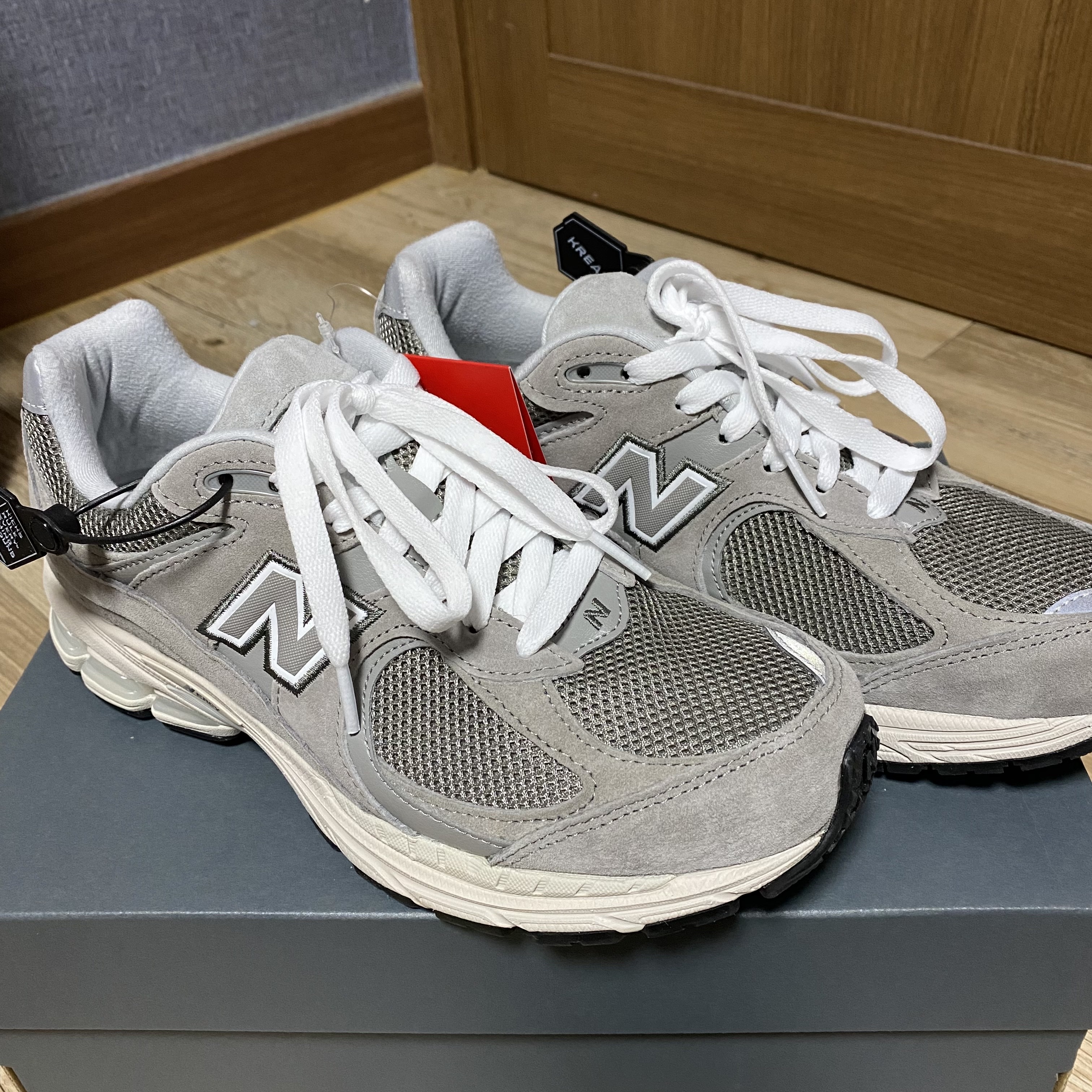 New Balance 2002R Grey 착용 스타일