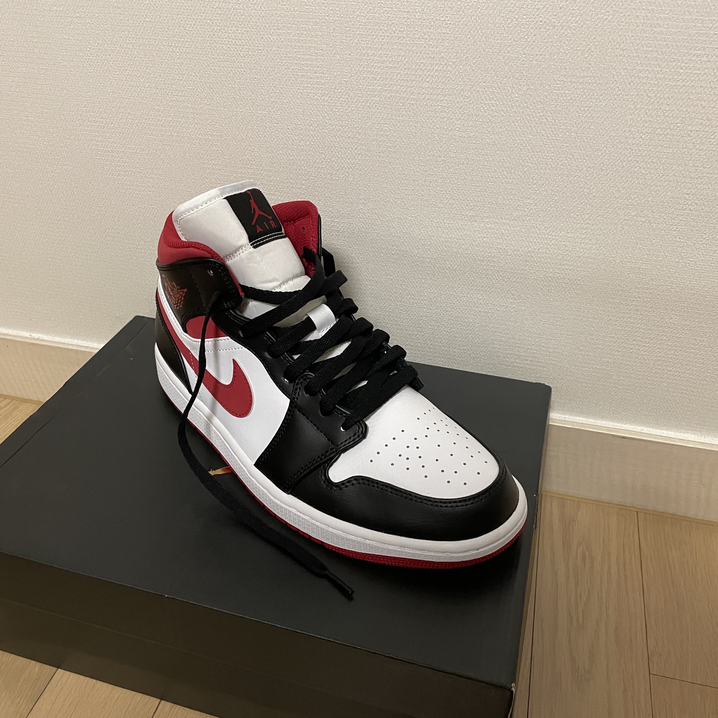 Jordan 1 Mid Gym Red Black White 착용 스타일 - 2