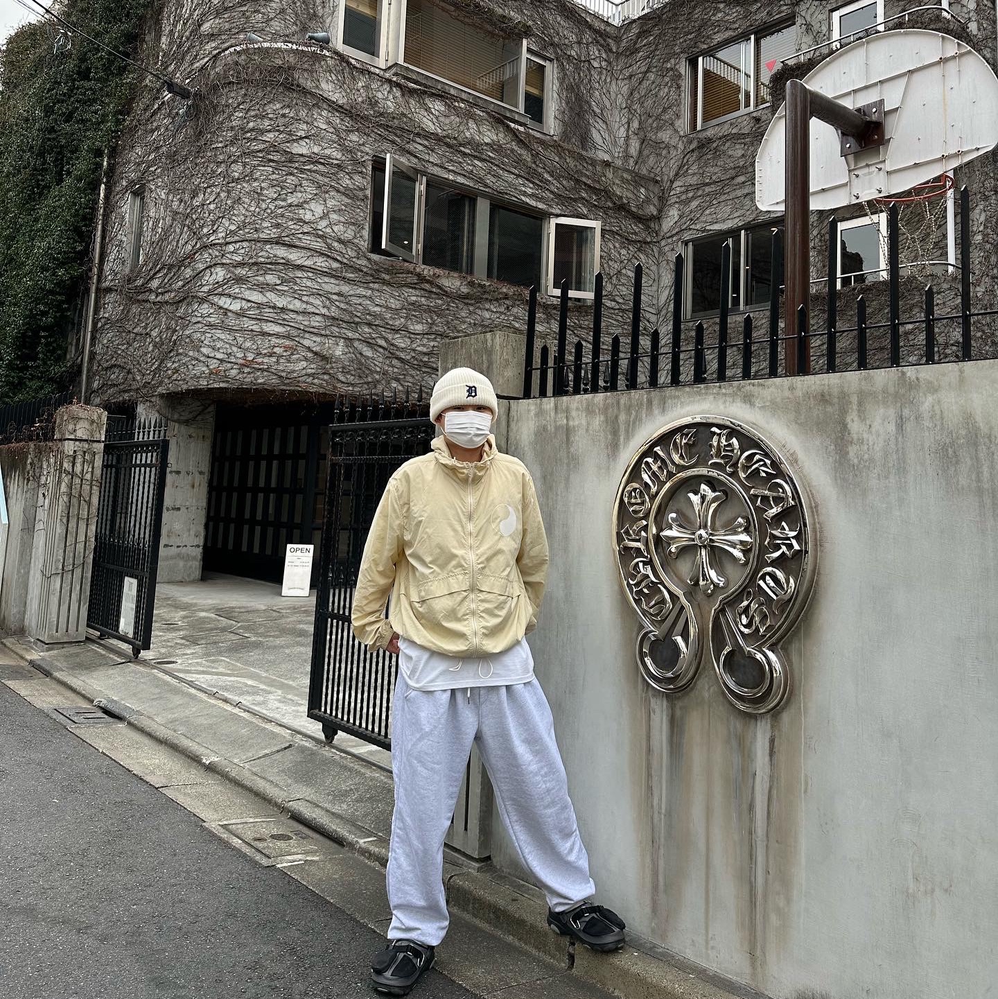 Our Legacy Work Shop Windbreaker Ripstop Butter Cream, Crocs x Beams Classic All Terrain Mountain Parka Clog Grey 착용 스타일 - 1