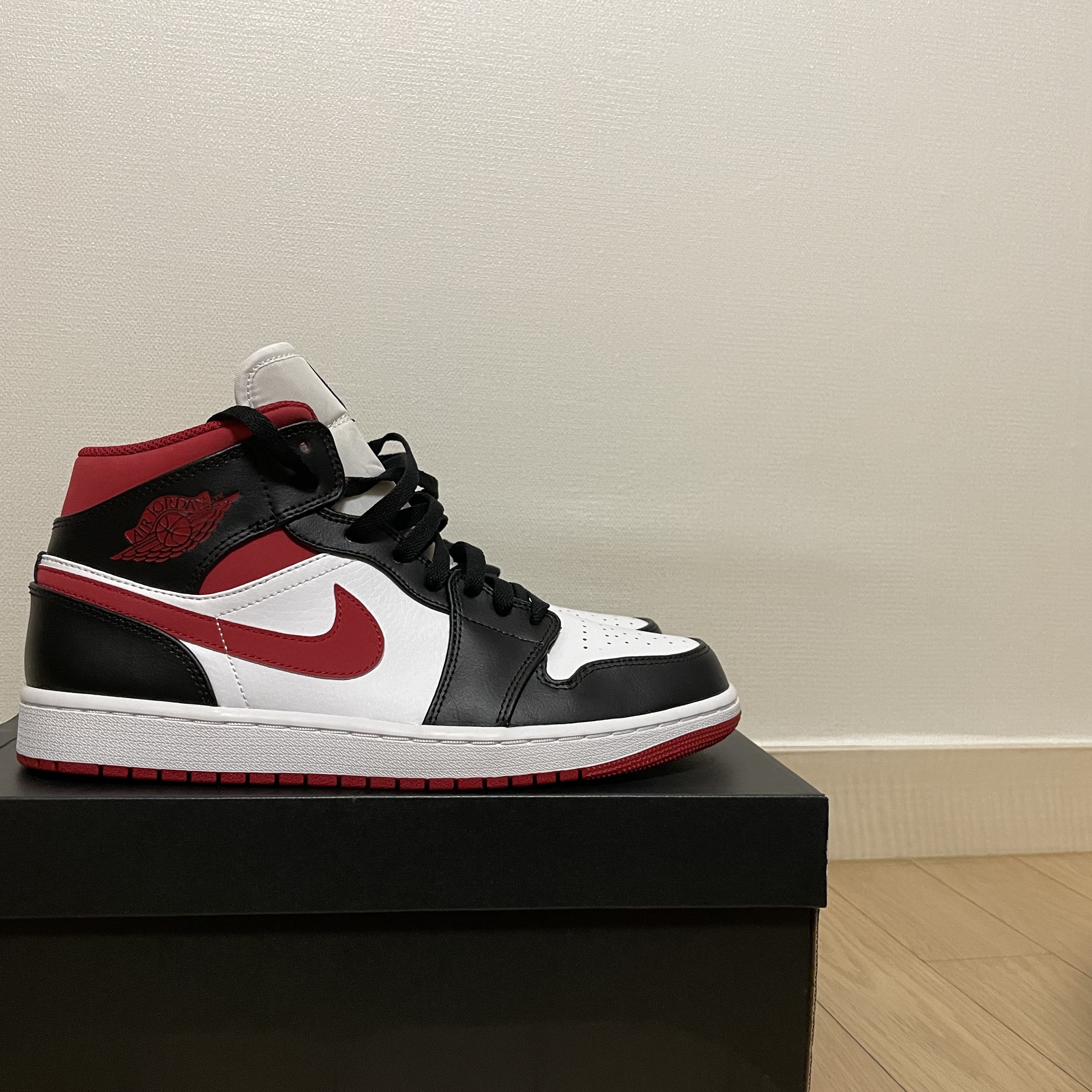 Jordan 1 Mid Gym Red Black White 착용 스타일 - 1